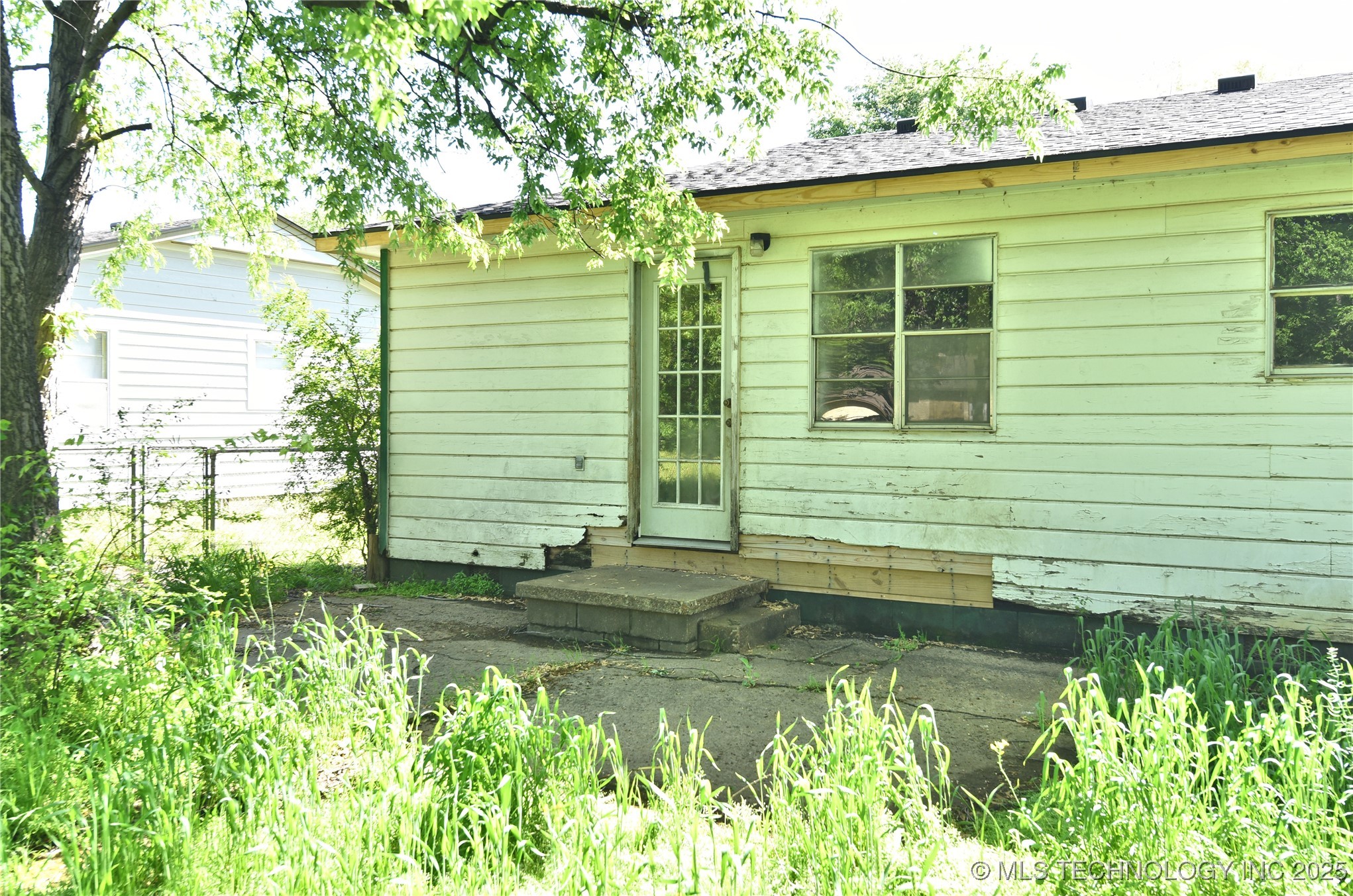 908 S Powell Avenue Property Photo 22