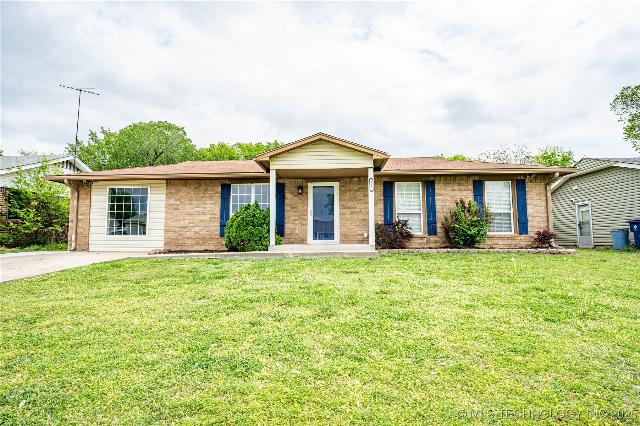 909 N Brady Drive Property Photo
