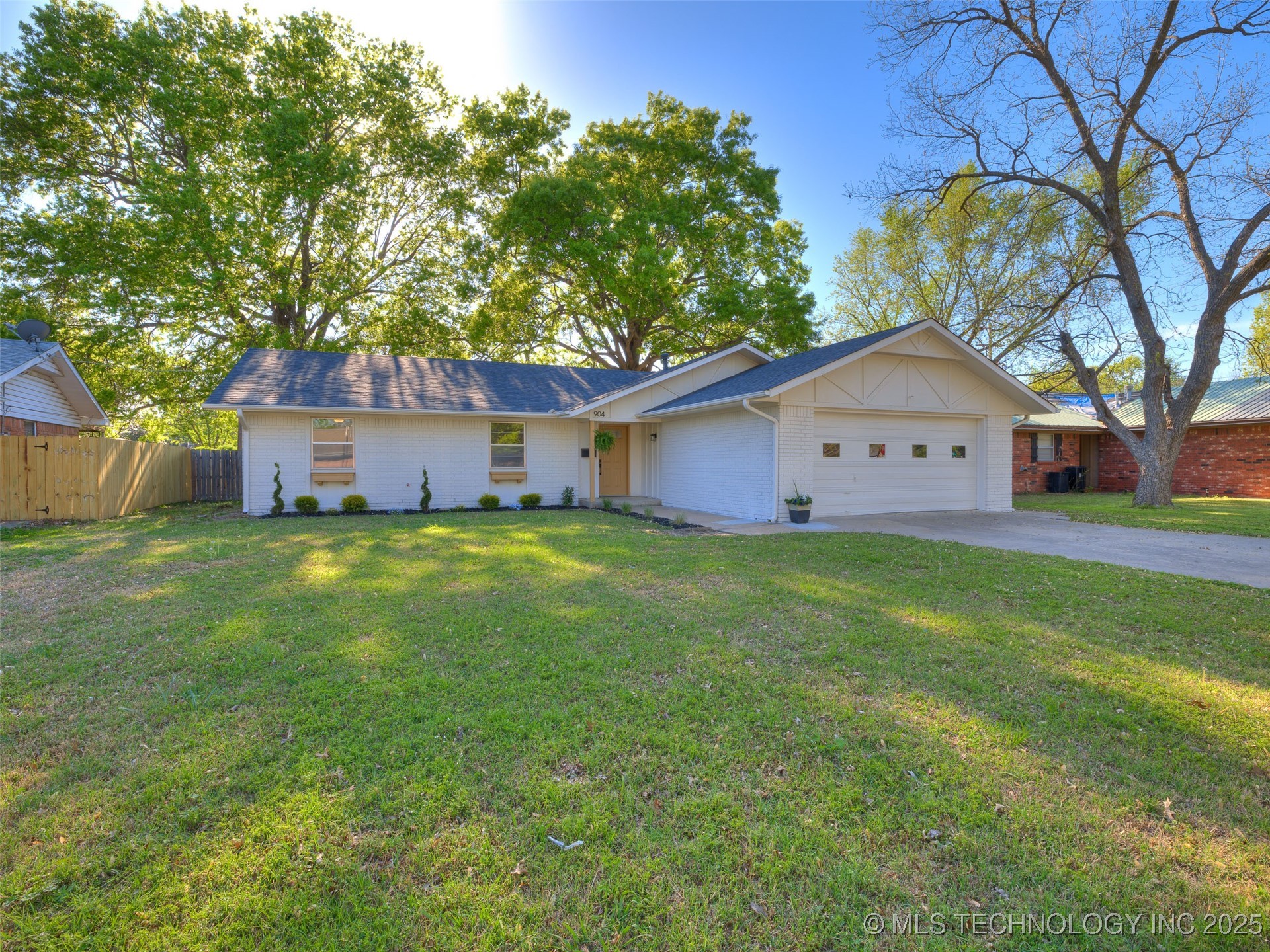 904 Colonial Drive Property Photo