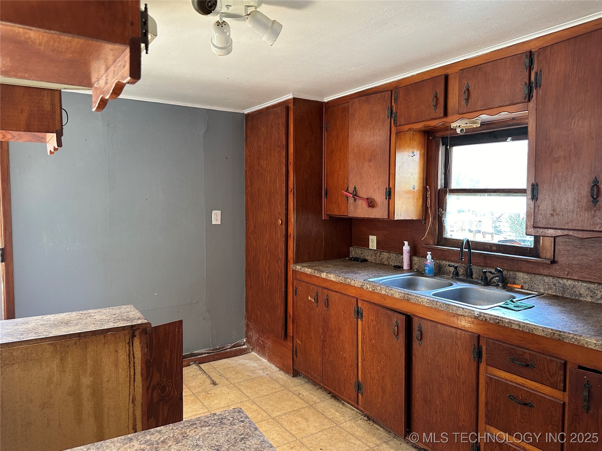 5924 Kickapoo Avenue Property Photo 5