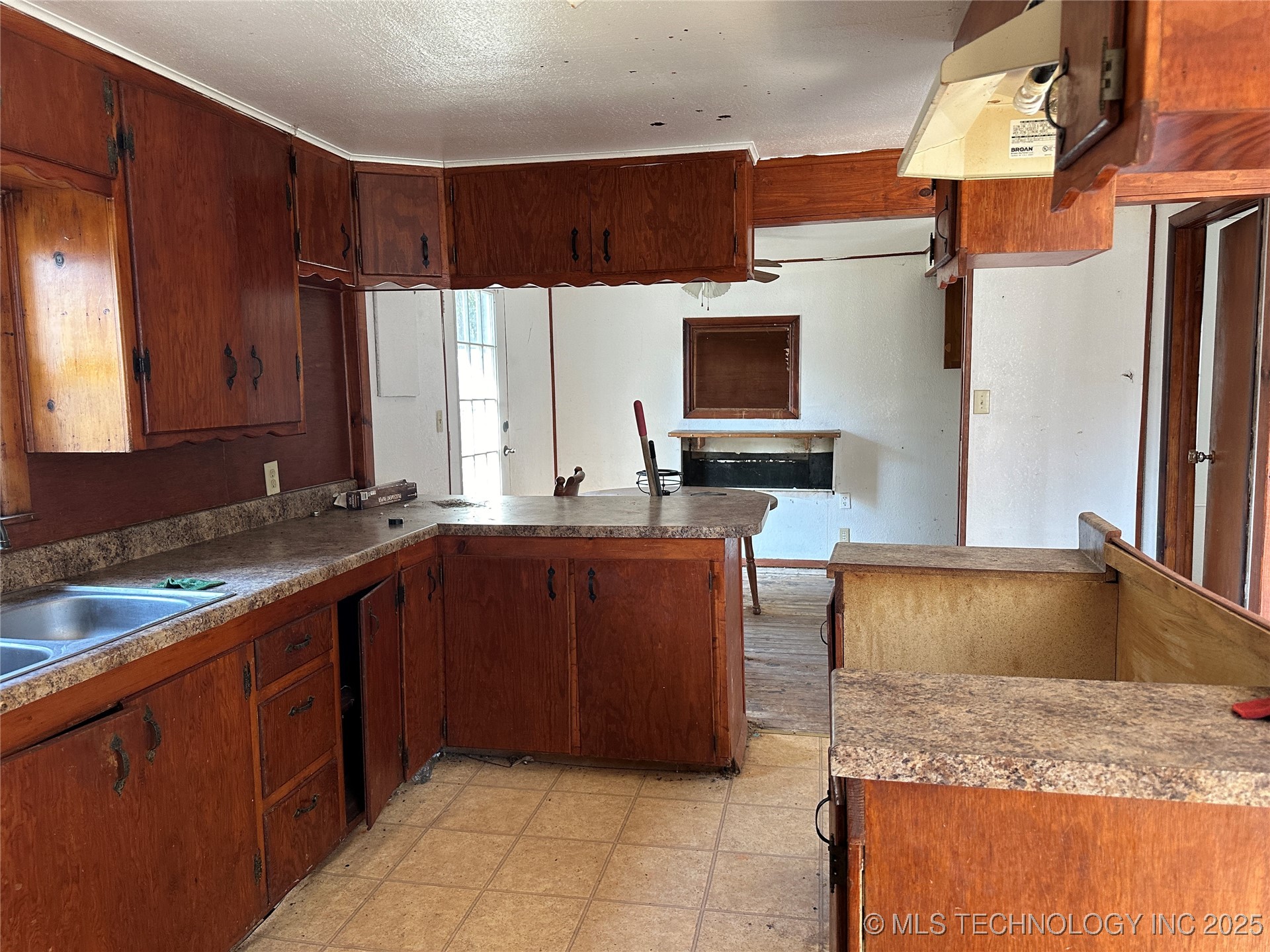 5924 Kickapoo Avenue Property Photo 7