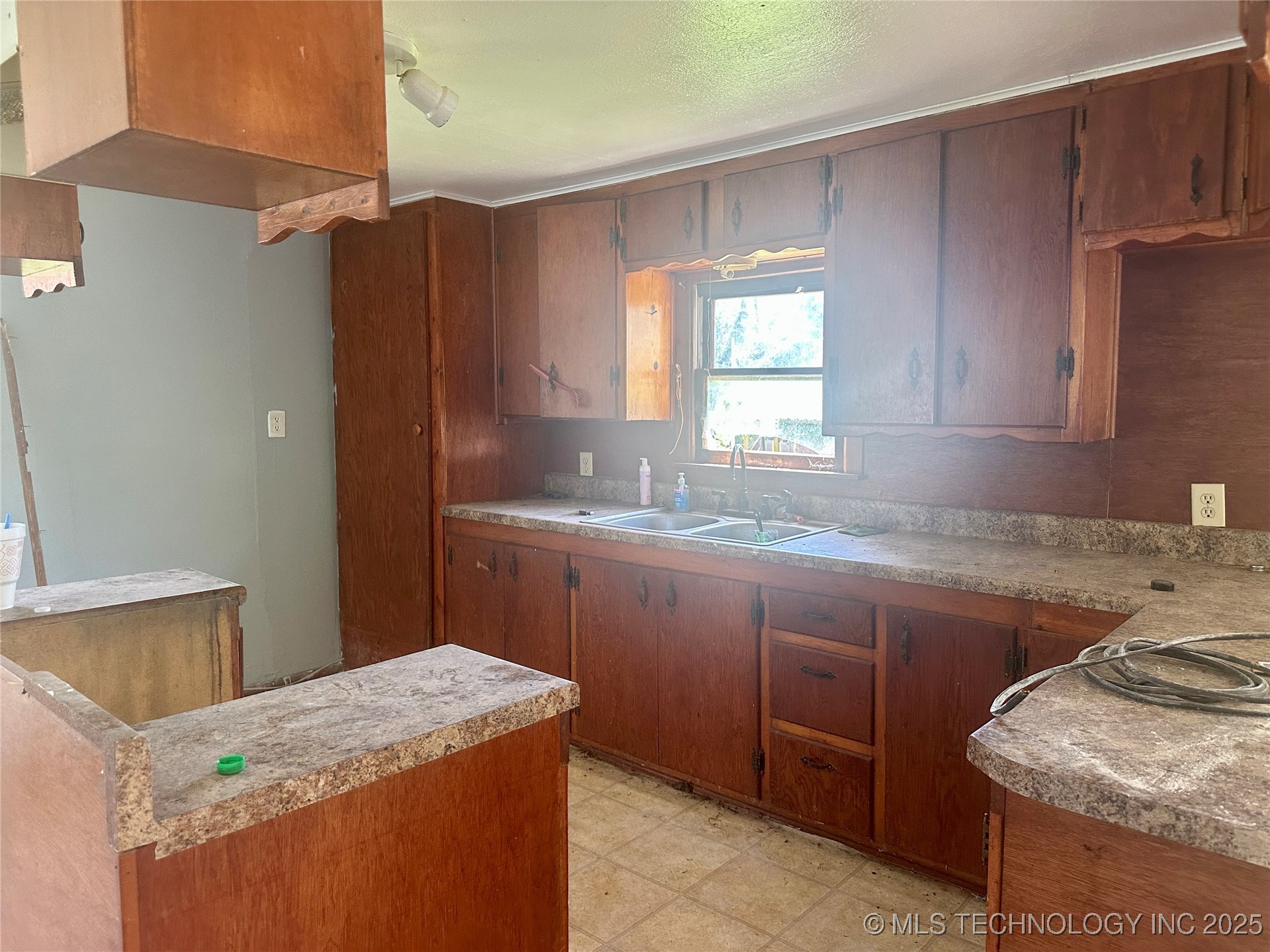 5924 Kickapoo Avenue Property Photo 8
