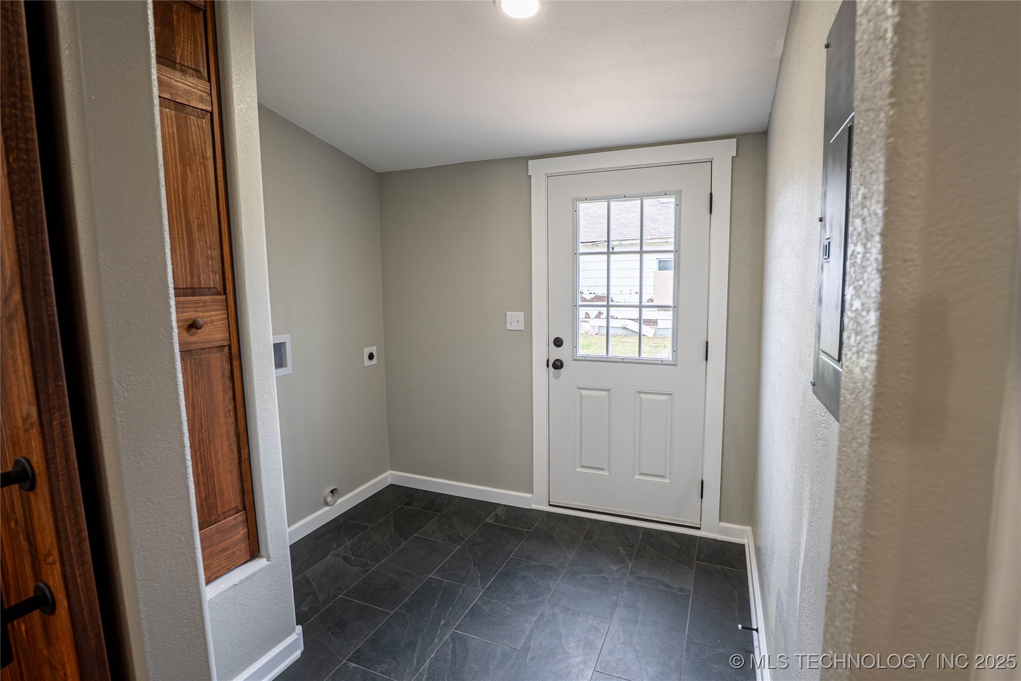 322 W Seneca Street Property Photo 5