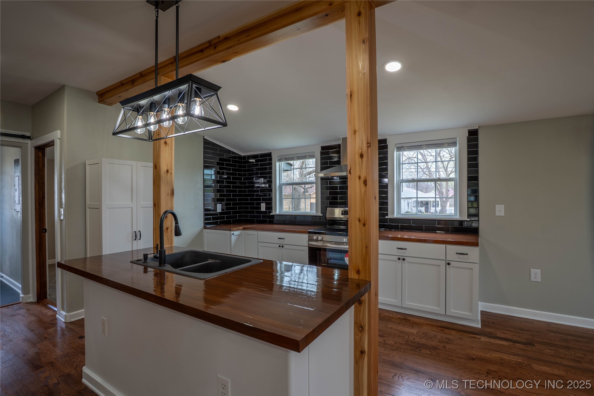 322 W Seneca Street Property Photo 6
