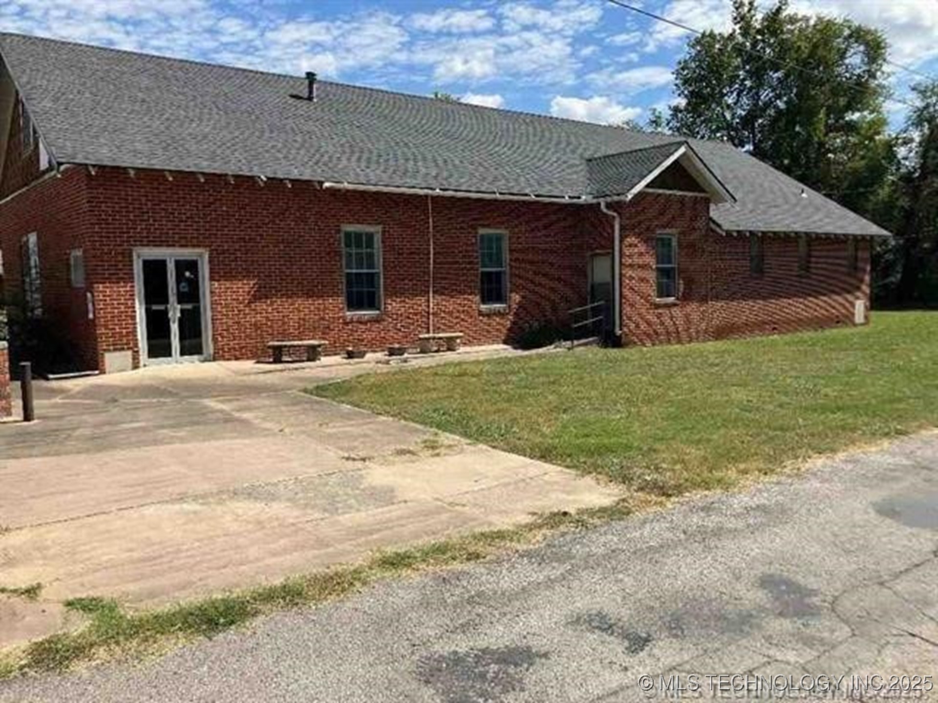 806 E Smith Street Property Photo 1