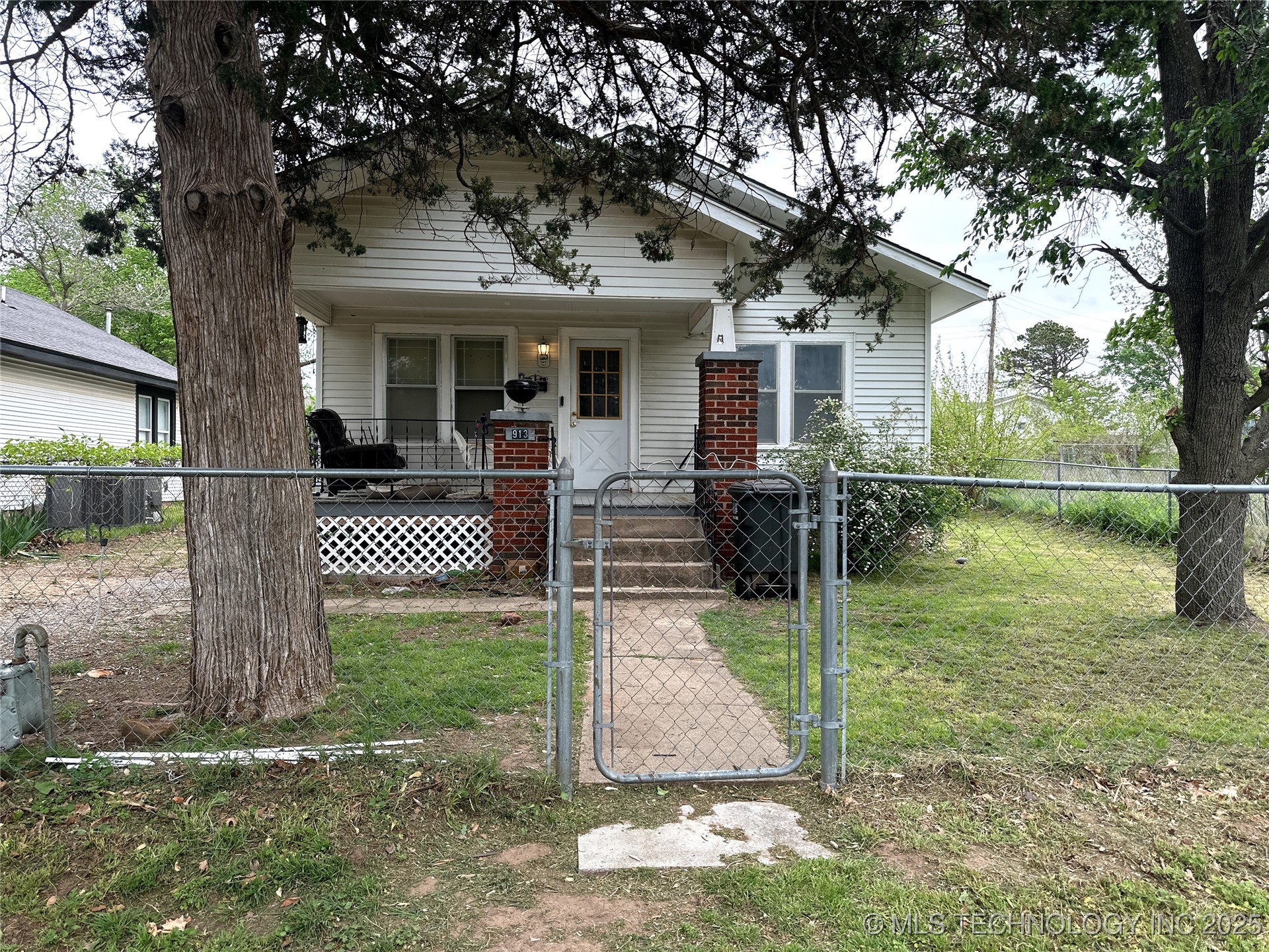 913 S Poplar Street Property Photo