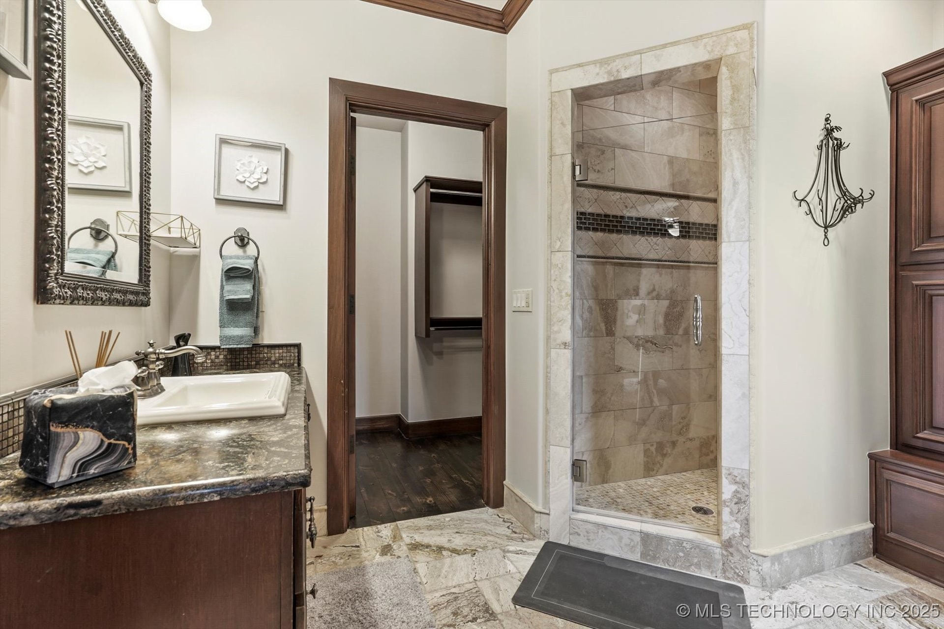 2425 E 44th Street Property Photo 58
