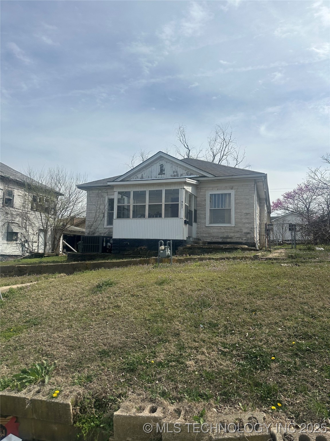 305 W Gentry Street Property Photo