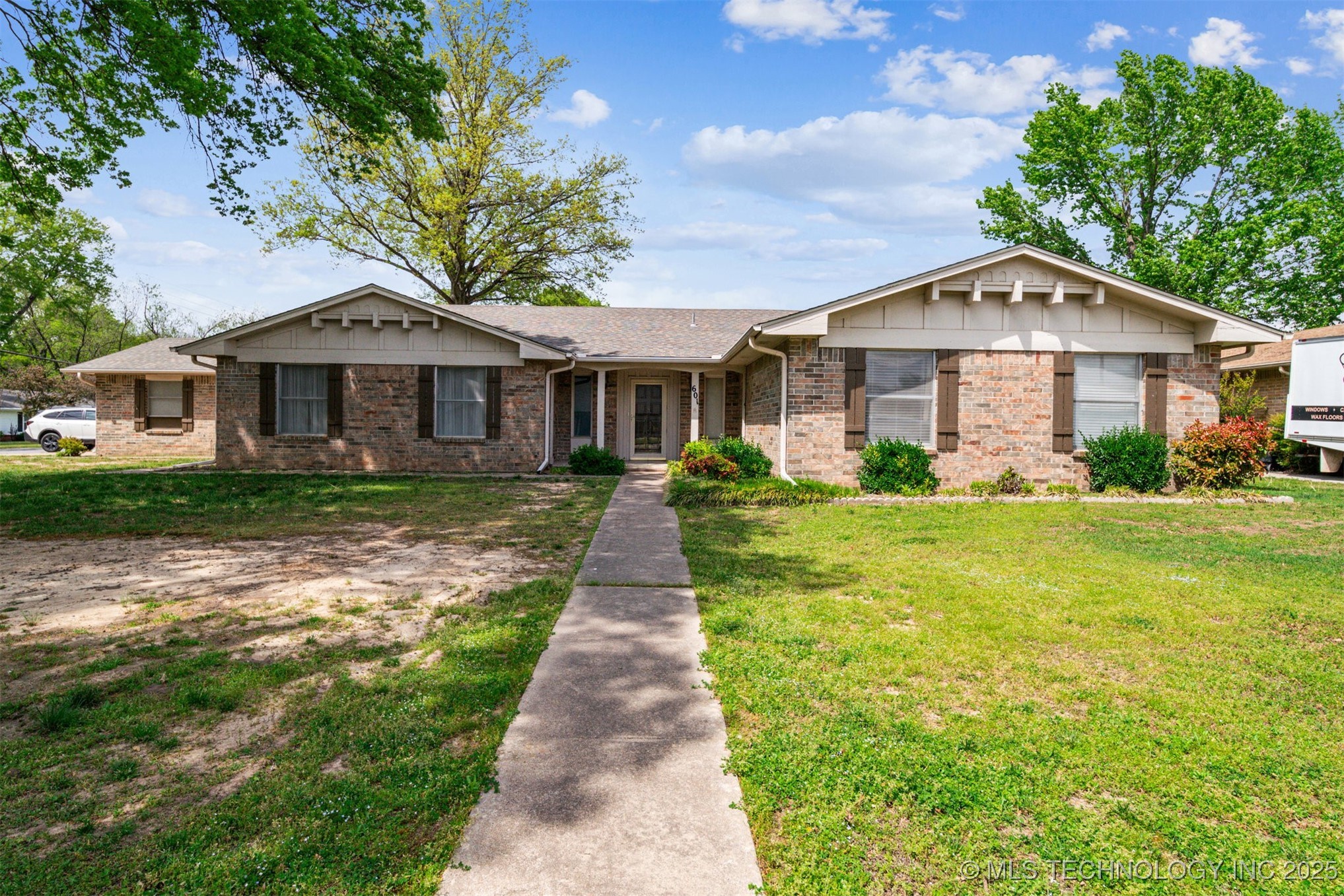 601 Willow Court Property Photo
