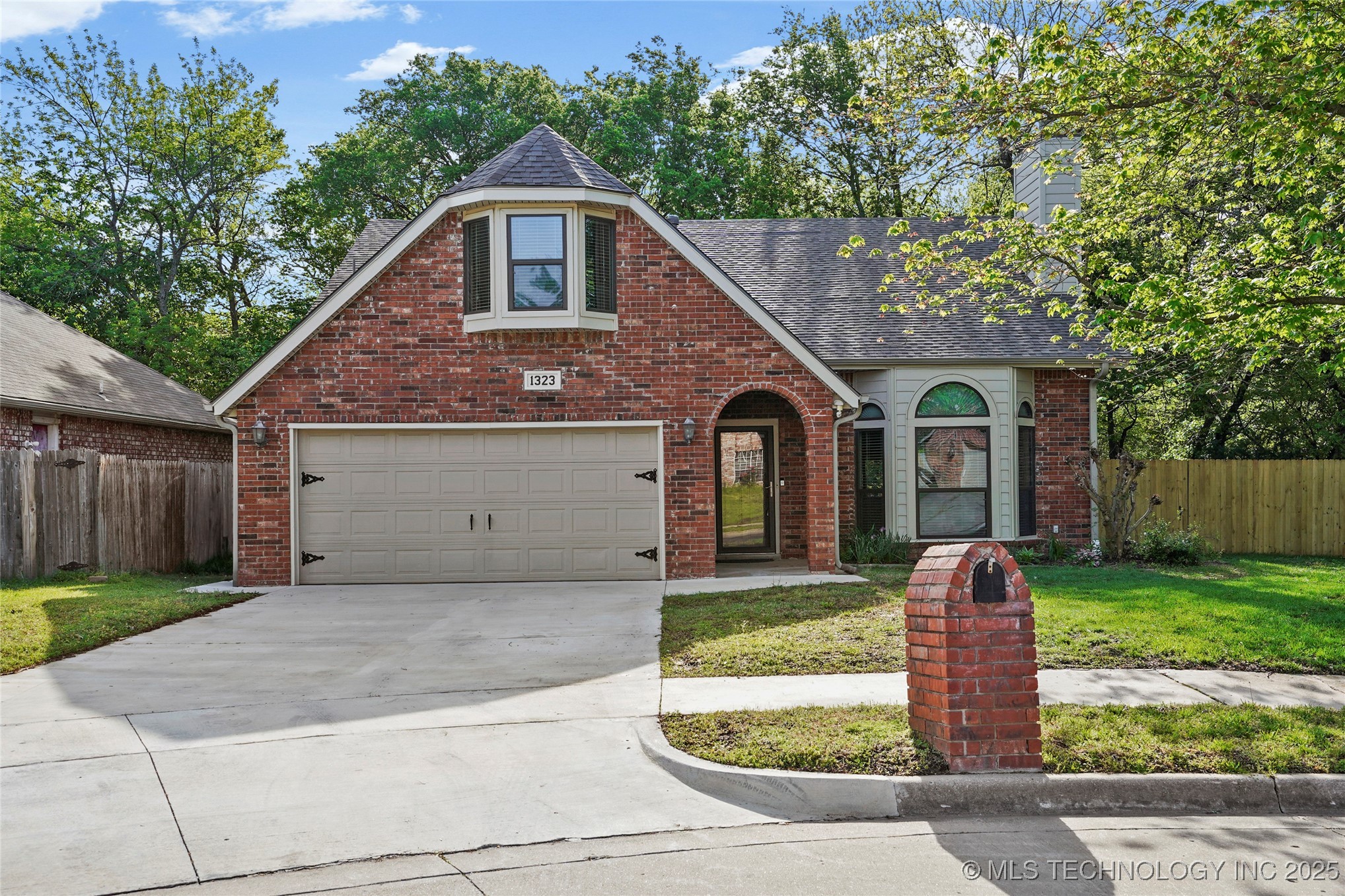 1323 N Umbrella Avenue Property Photo 1