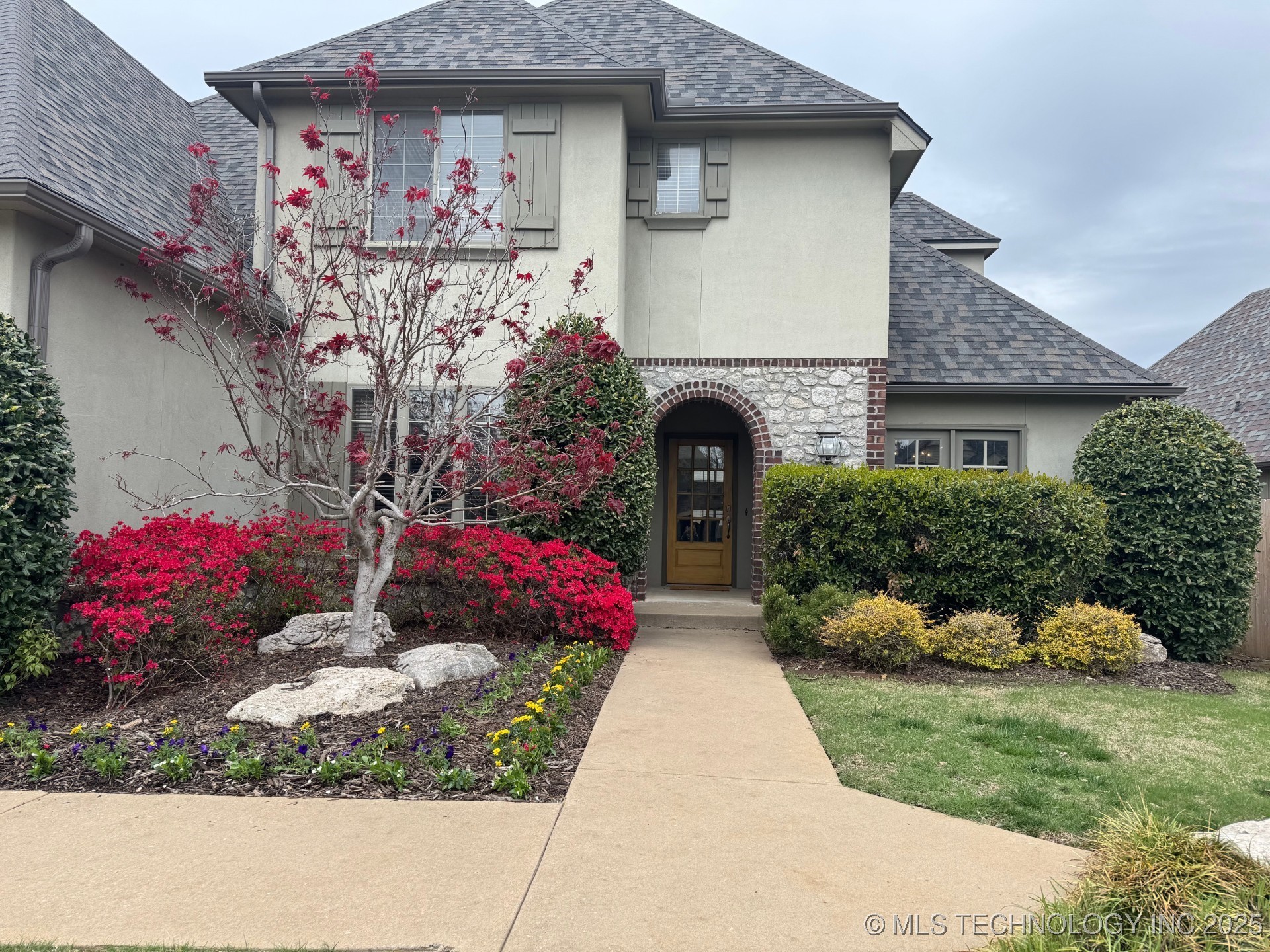 12330 S Ash Avenue Property Photo