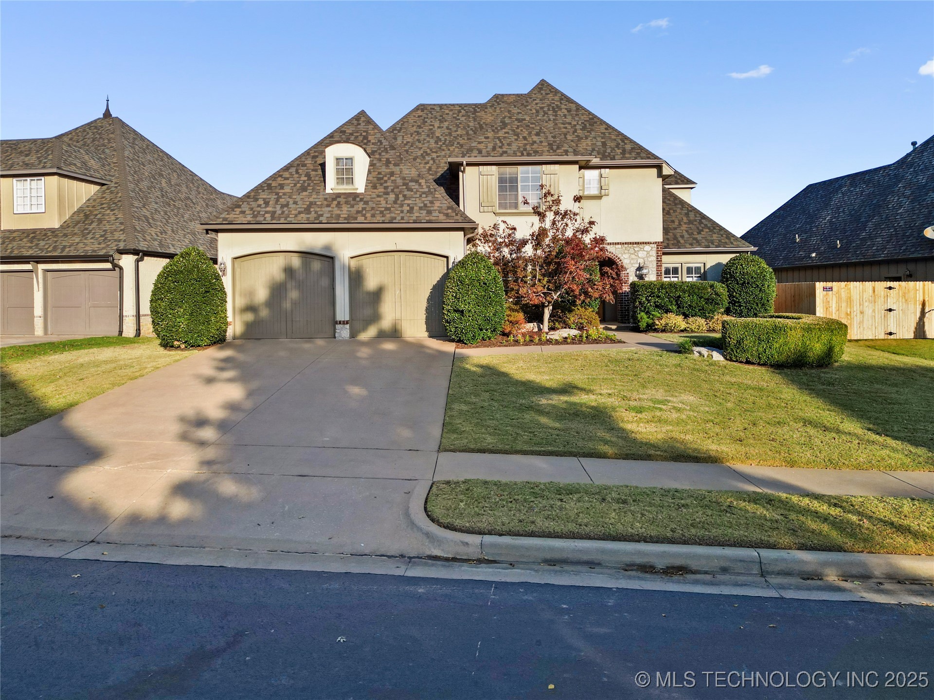 12330 S Ash Avenue Property Photo 3