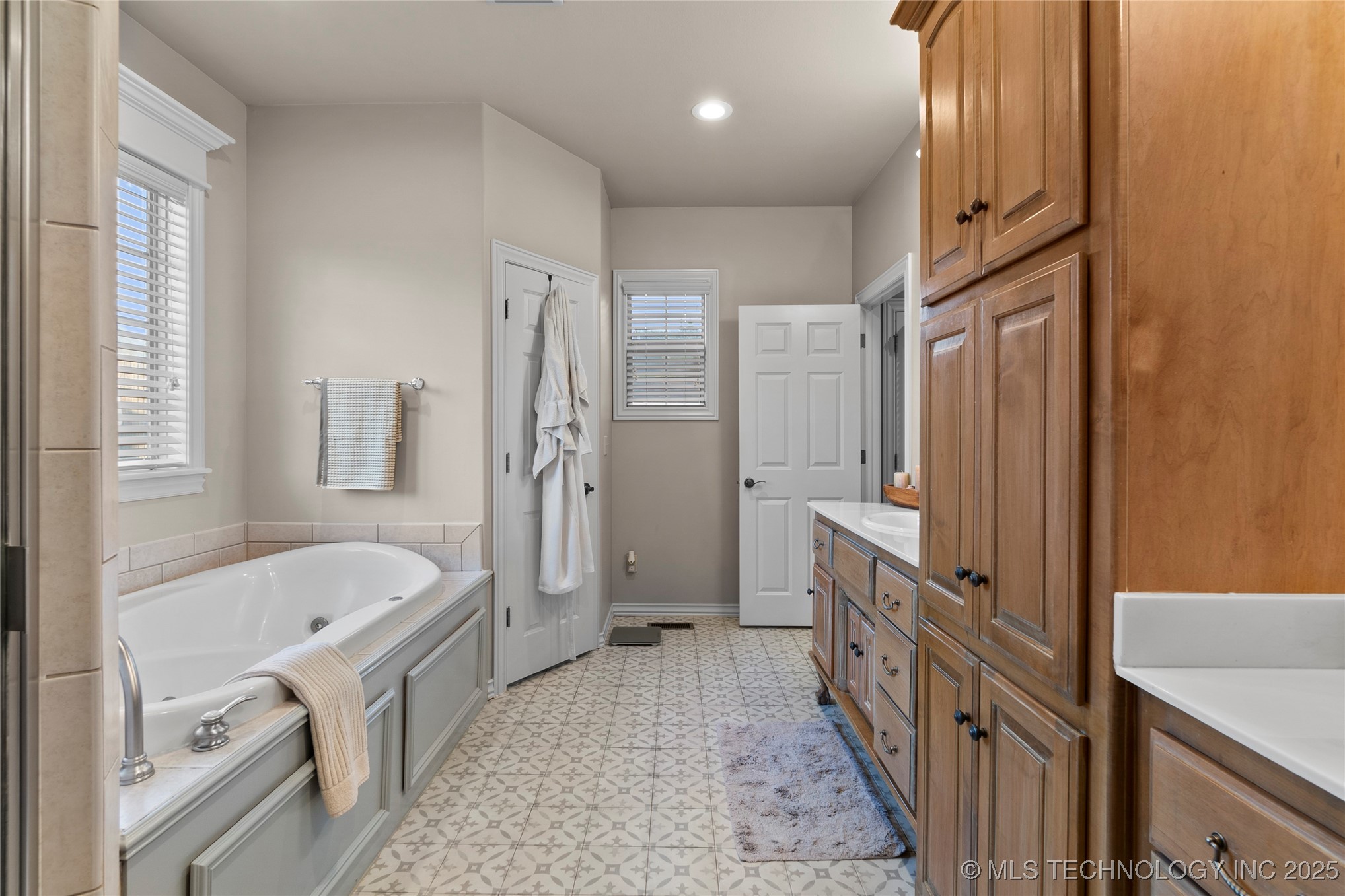 12330 S Ash Avenue Property Photo 23