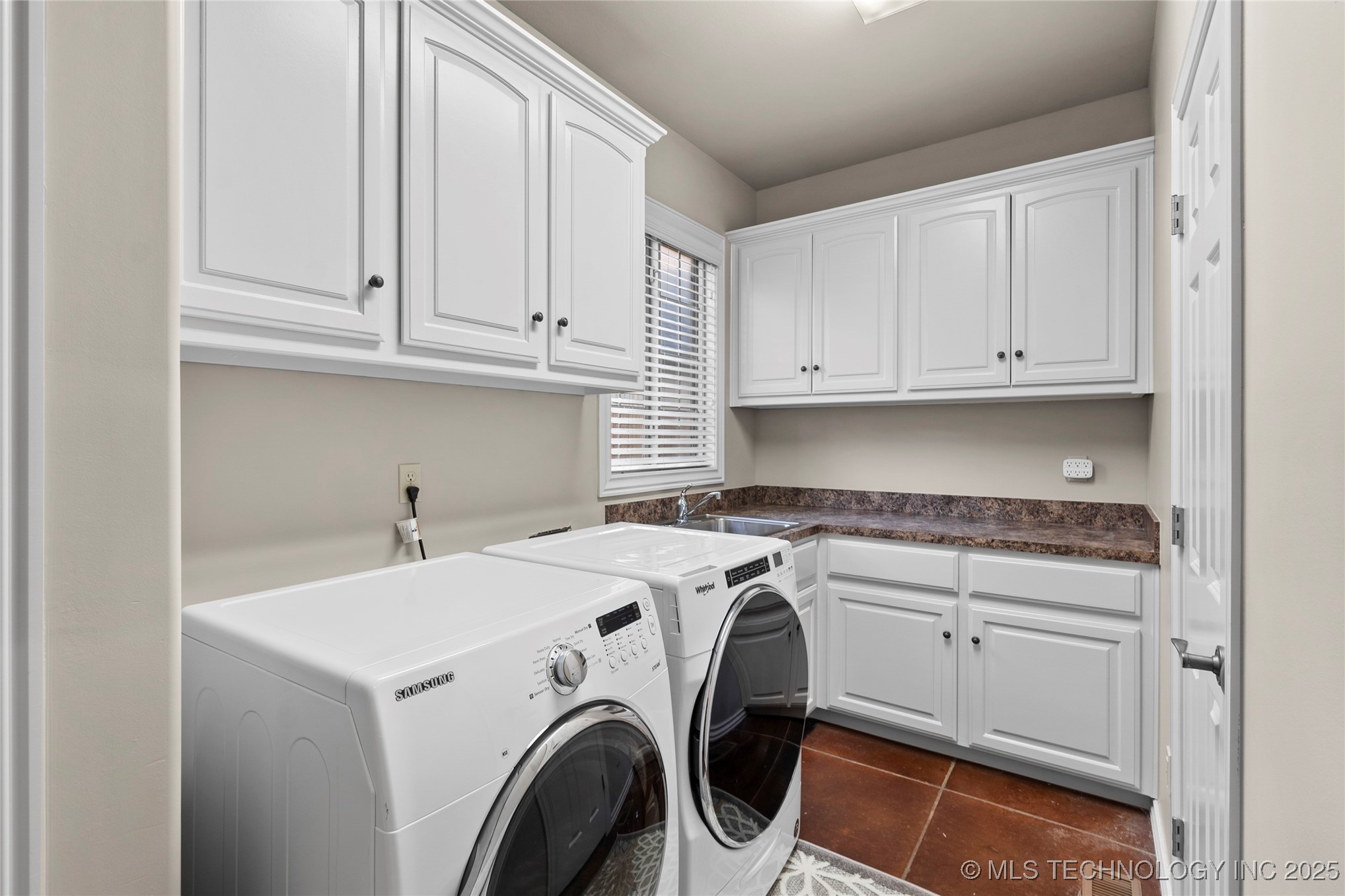 12330 S Ash Avenue Property Photo 28