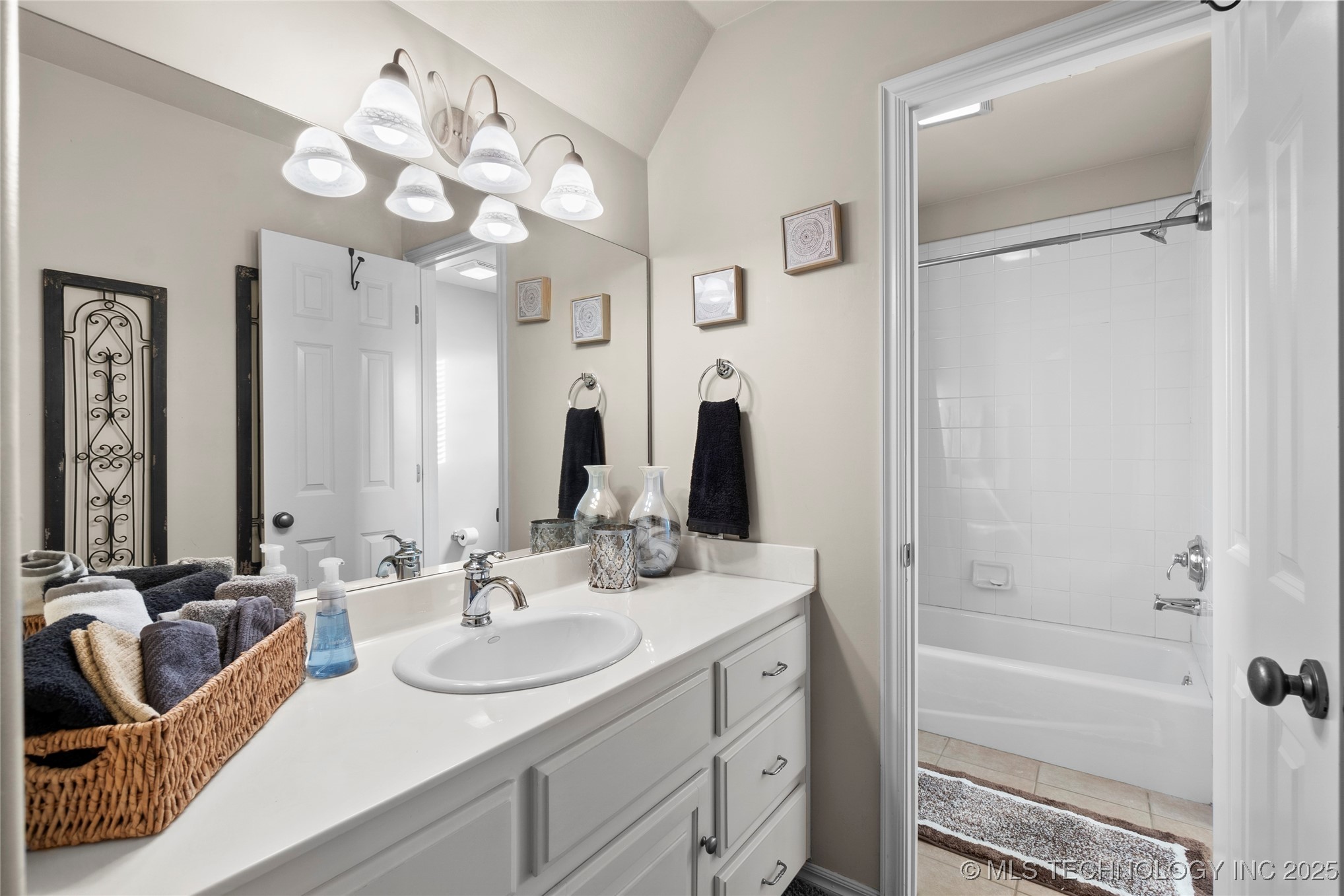 12330 S Ash Avenue Property Photo 41