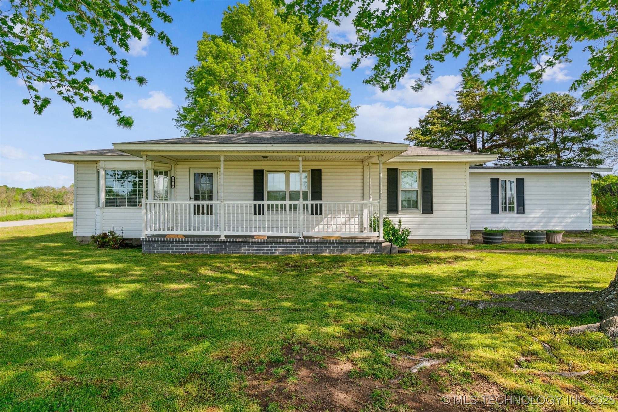 3019 E 560 Road Property Photo