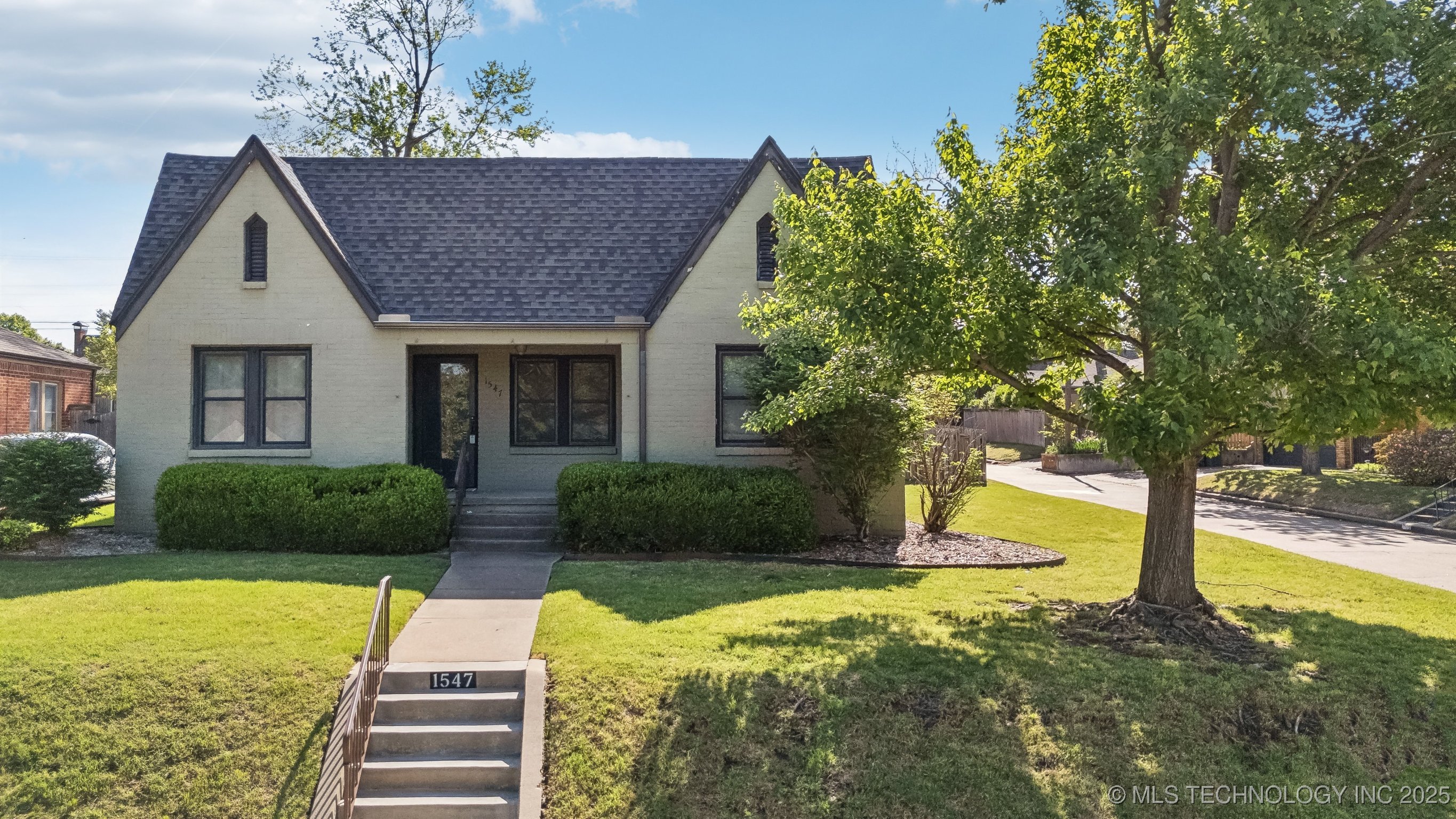 1547 S Columbia Avenue Property Photo