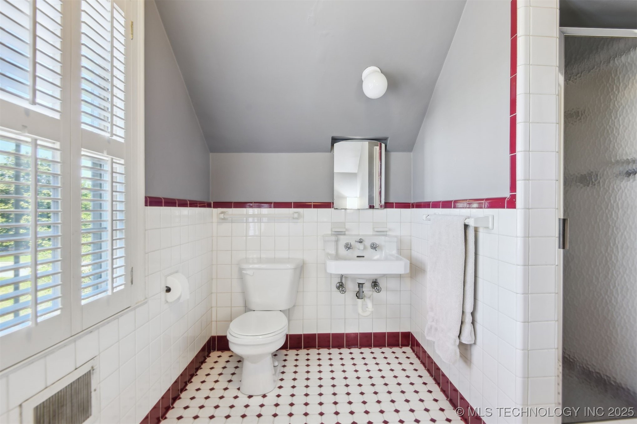 2412 E 23rd Street Property Photo 41