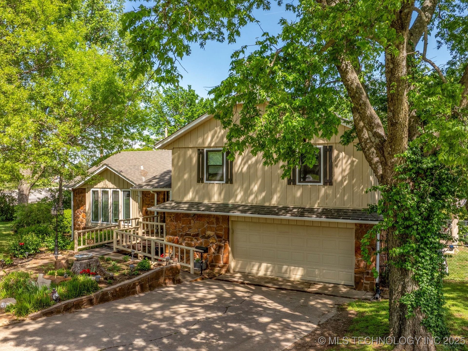 900 Briarwood Drive Property Photo