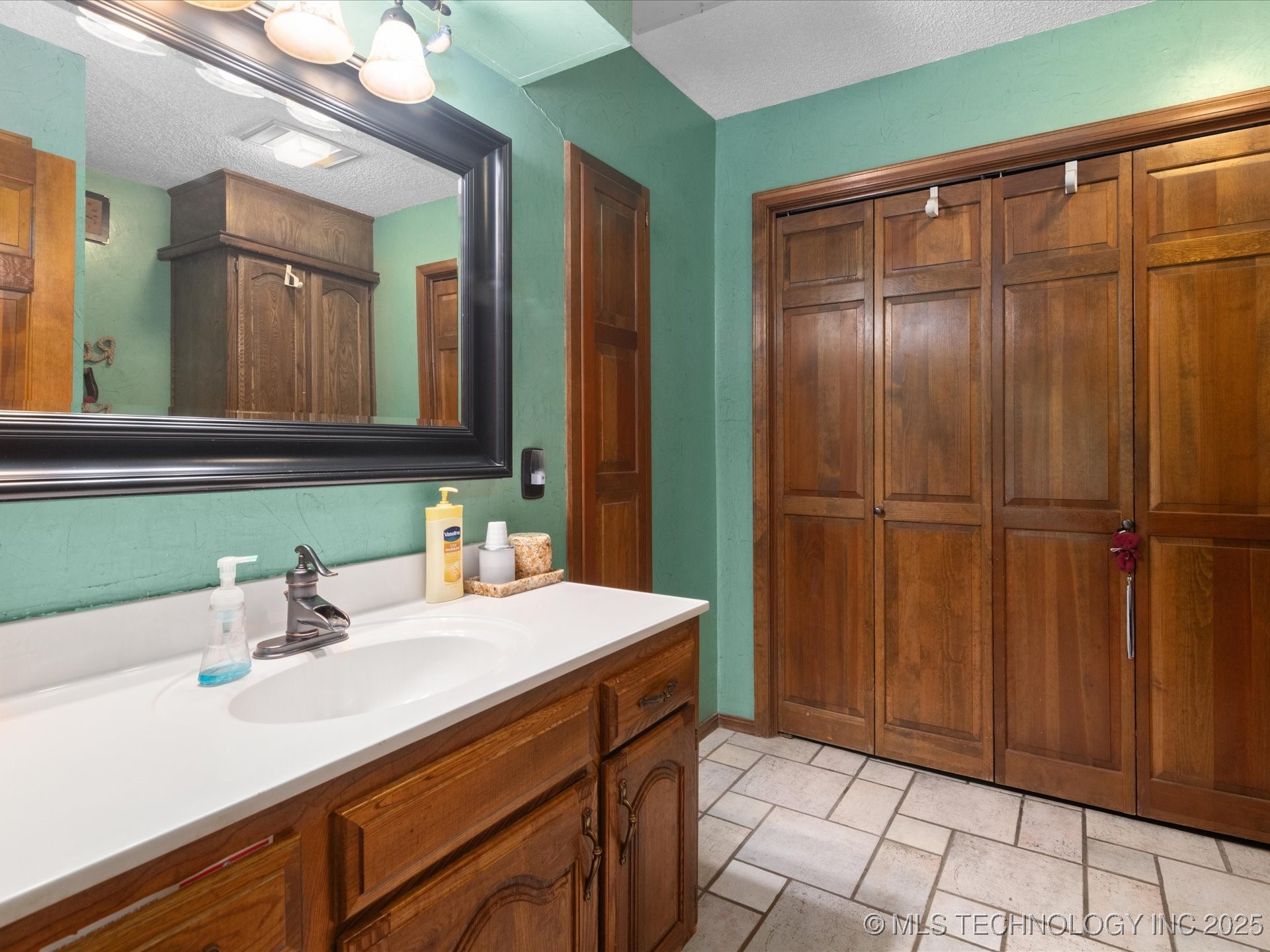900 Briarwood Drive Property Photo 23