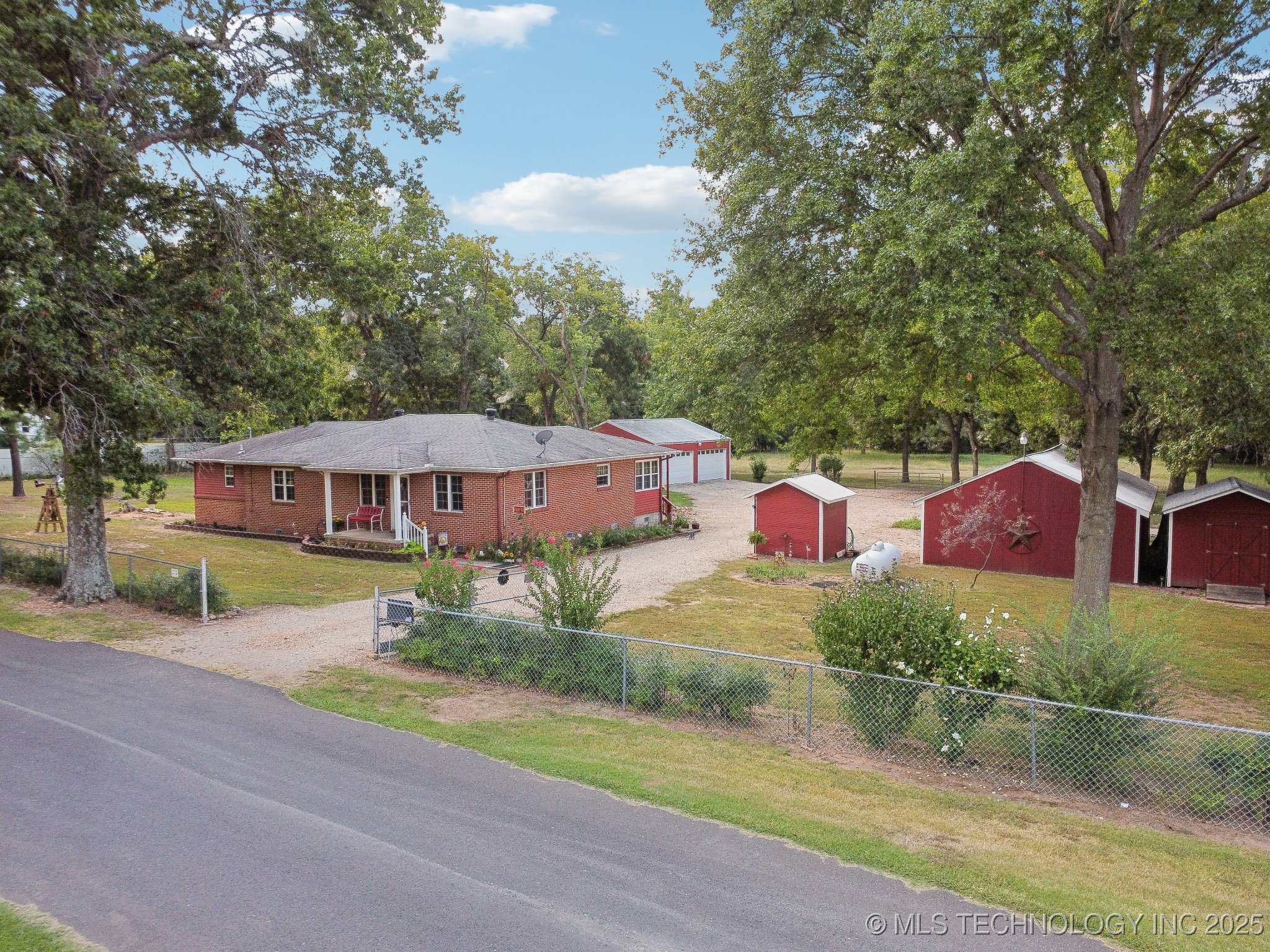 2565 E 565 Road Property Photo