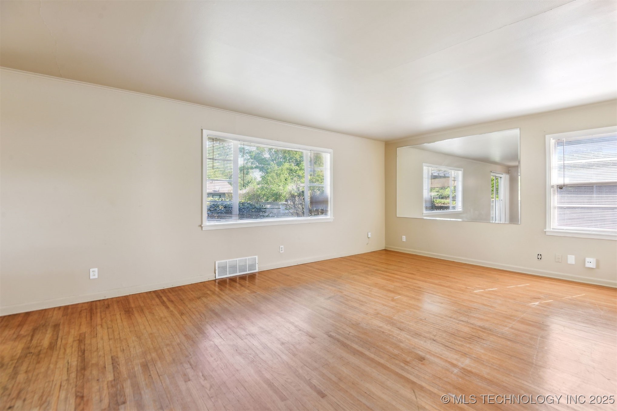 1515 E 54th Place Property Photo 5
