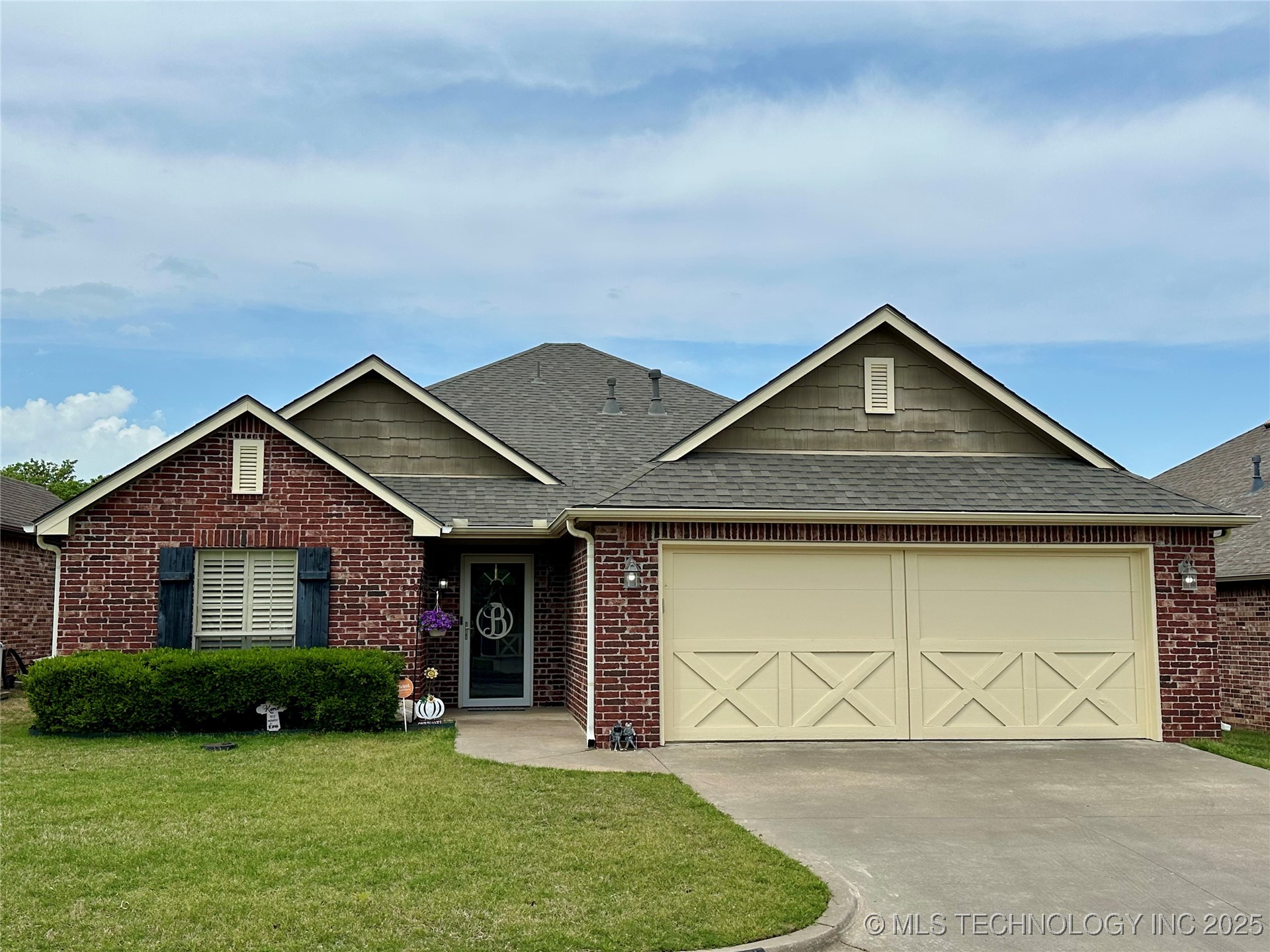 574 S 22nd Place Property Photo 1
