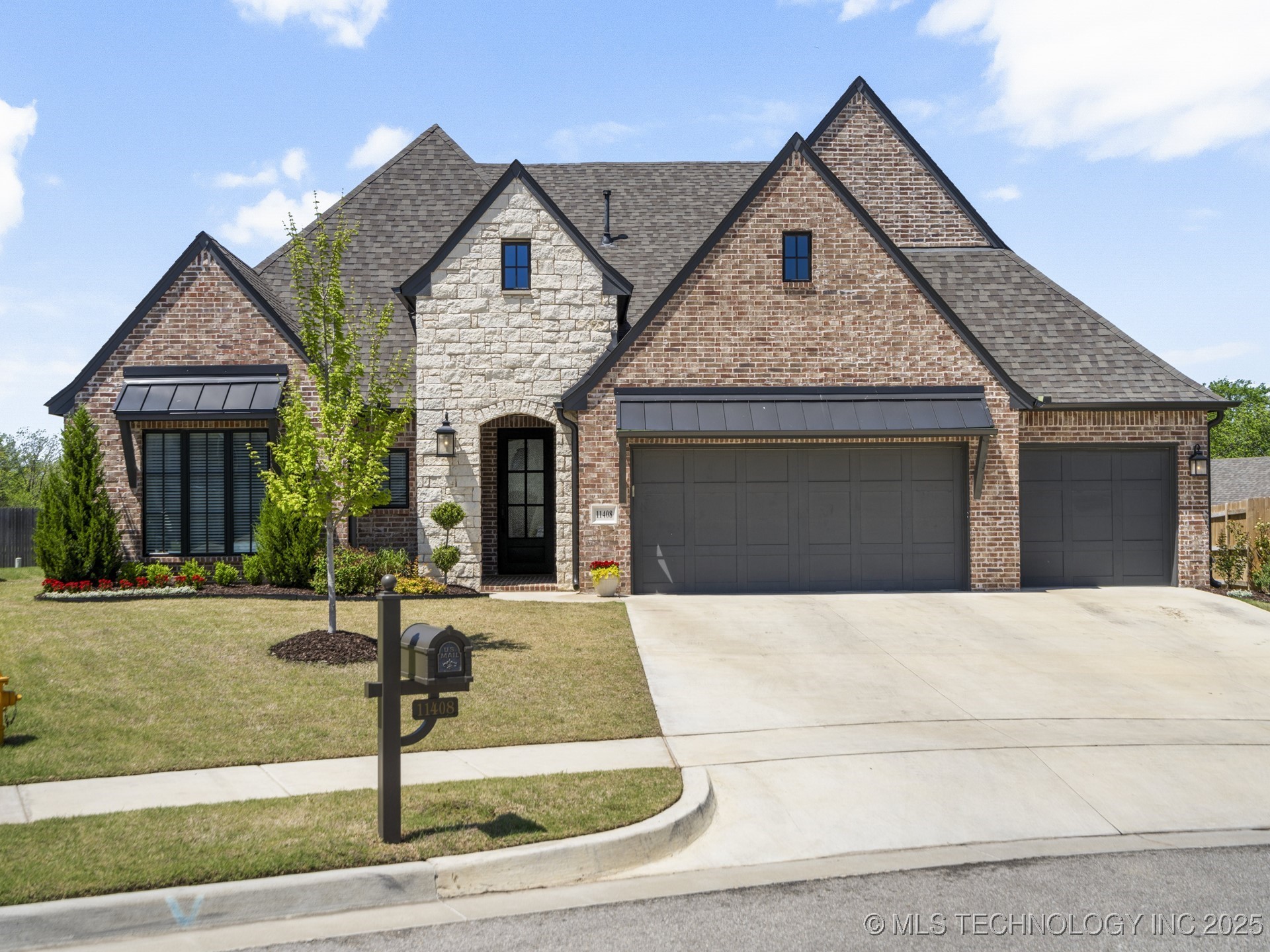 11408 S Oak Court Property Photo