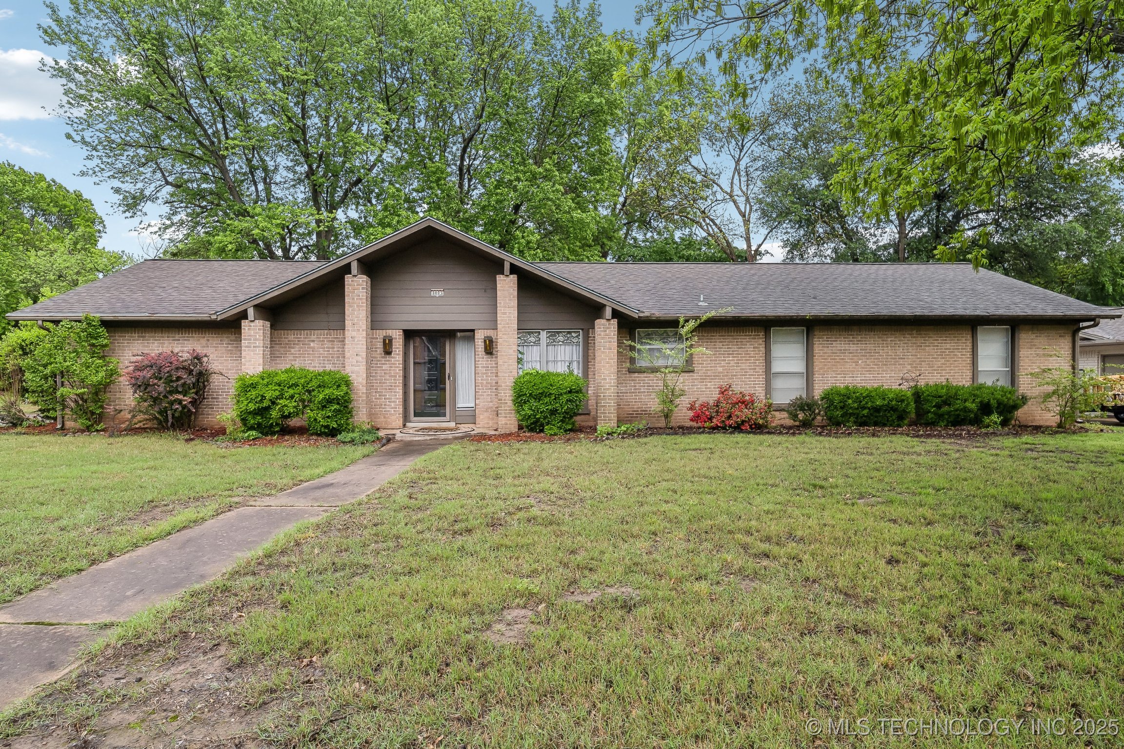 8005 S Peach Circle Property Photo