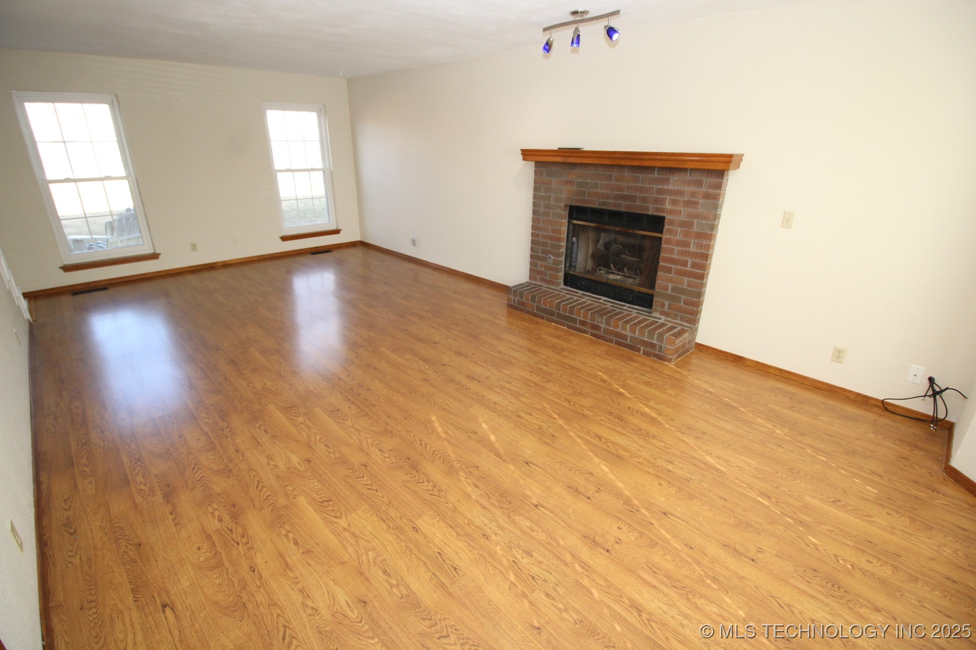 4432 W Queens Street Property Photo 2