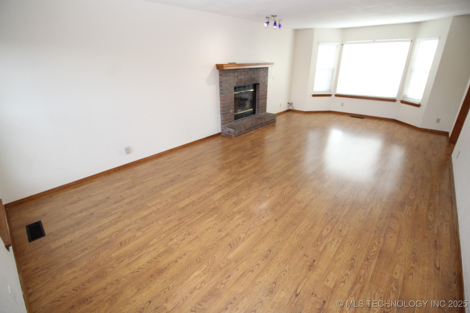 4432 W Queens Street Property Photo 5