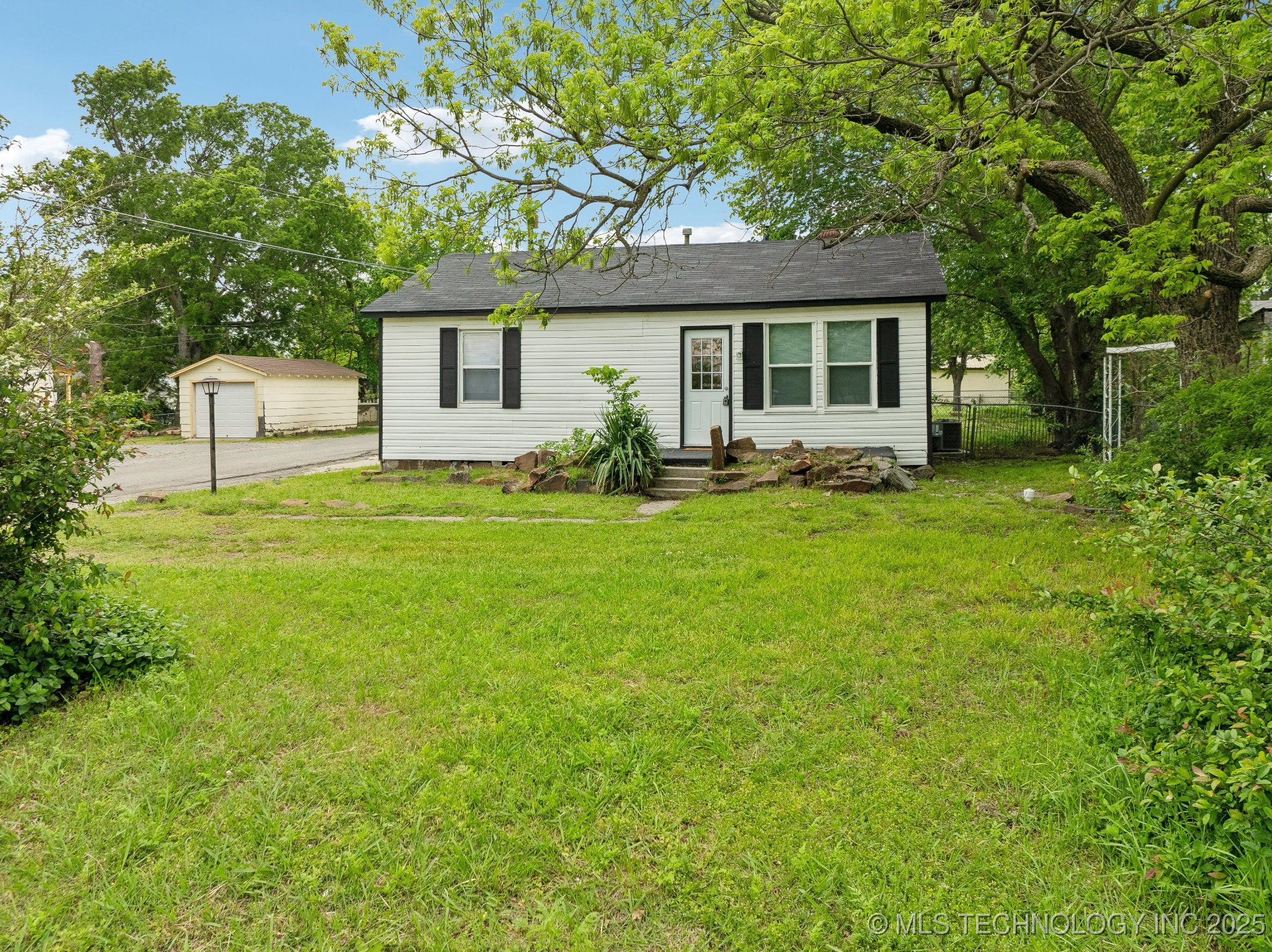 909 N 6th Property Photo