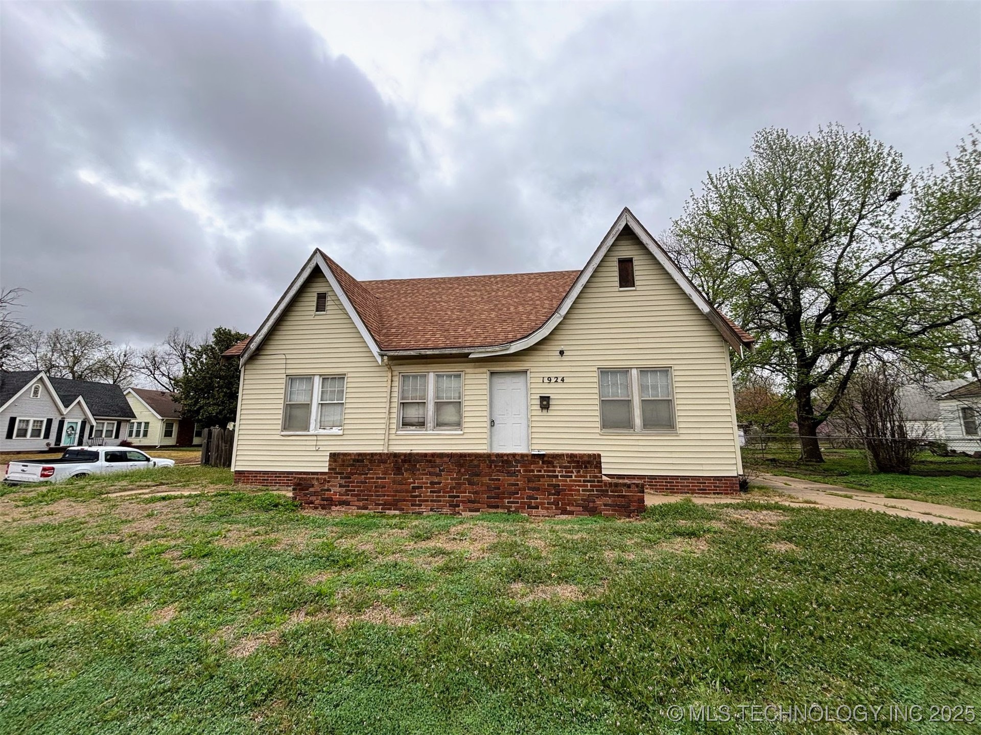 1924 W Owen K Garriott Road Property Photo 1