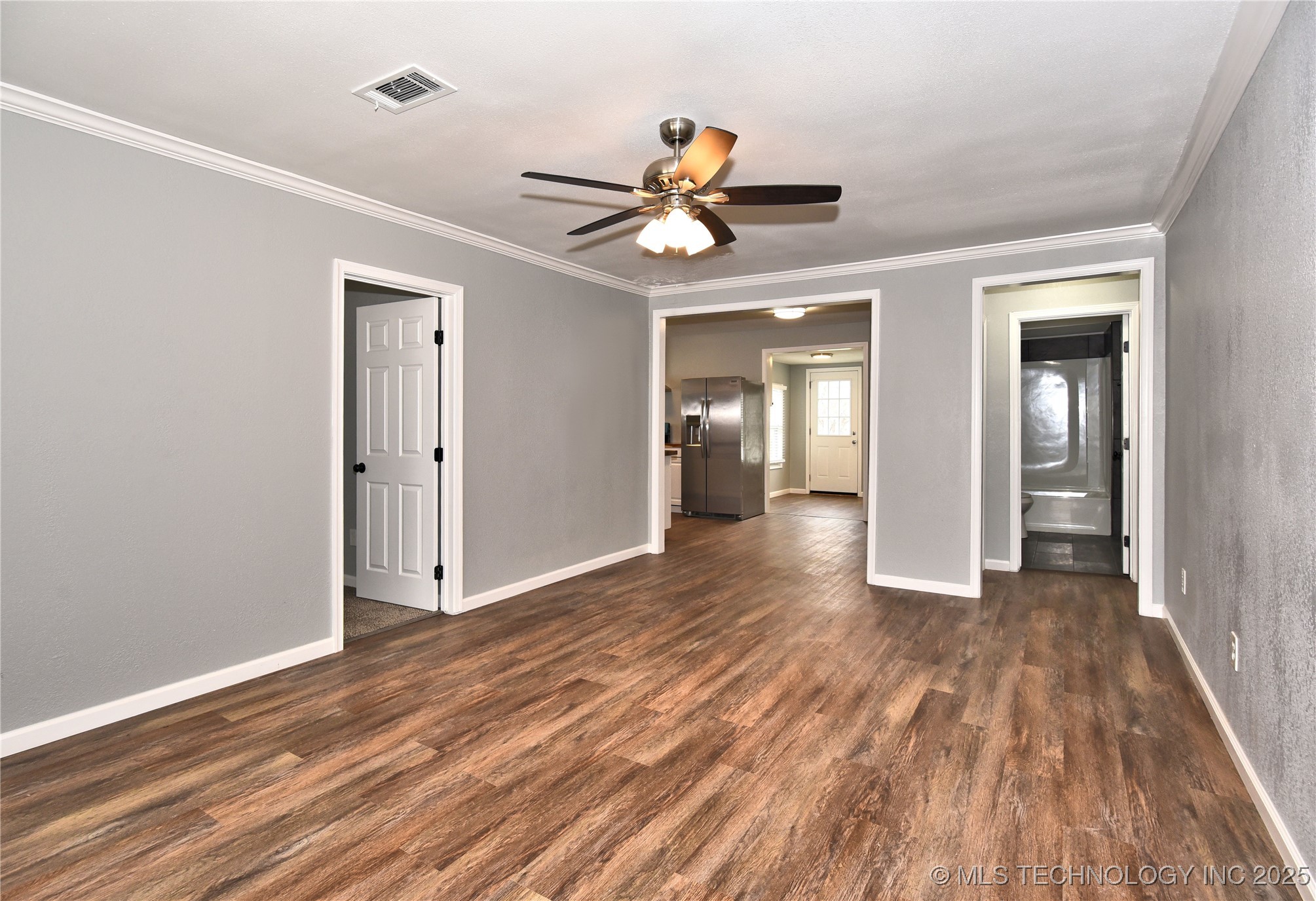 1021 N Gary Place Property Photo 4