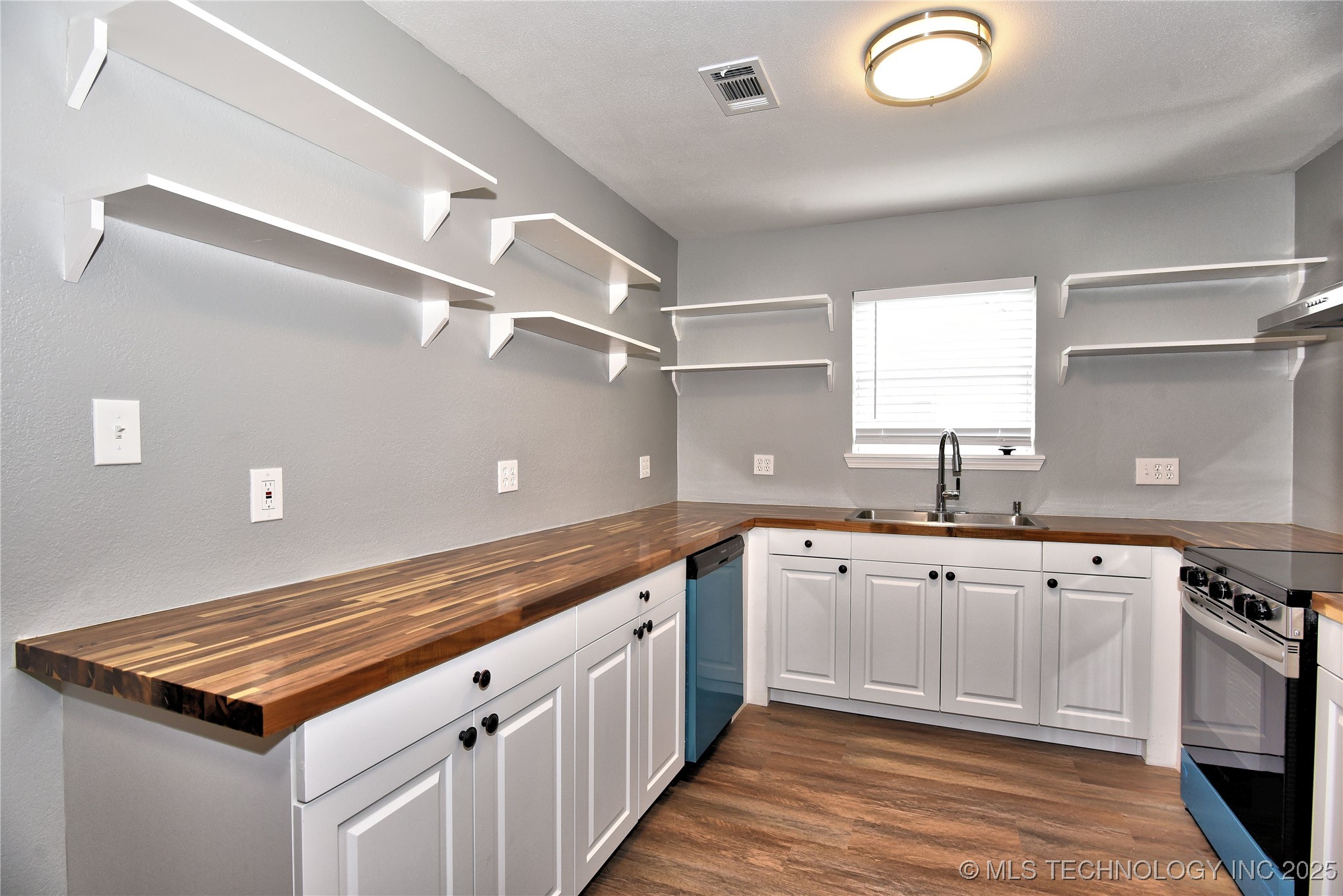 1021 N Gary Place Property Photo 10