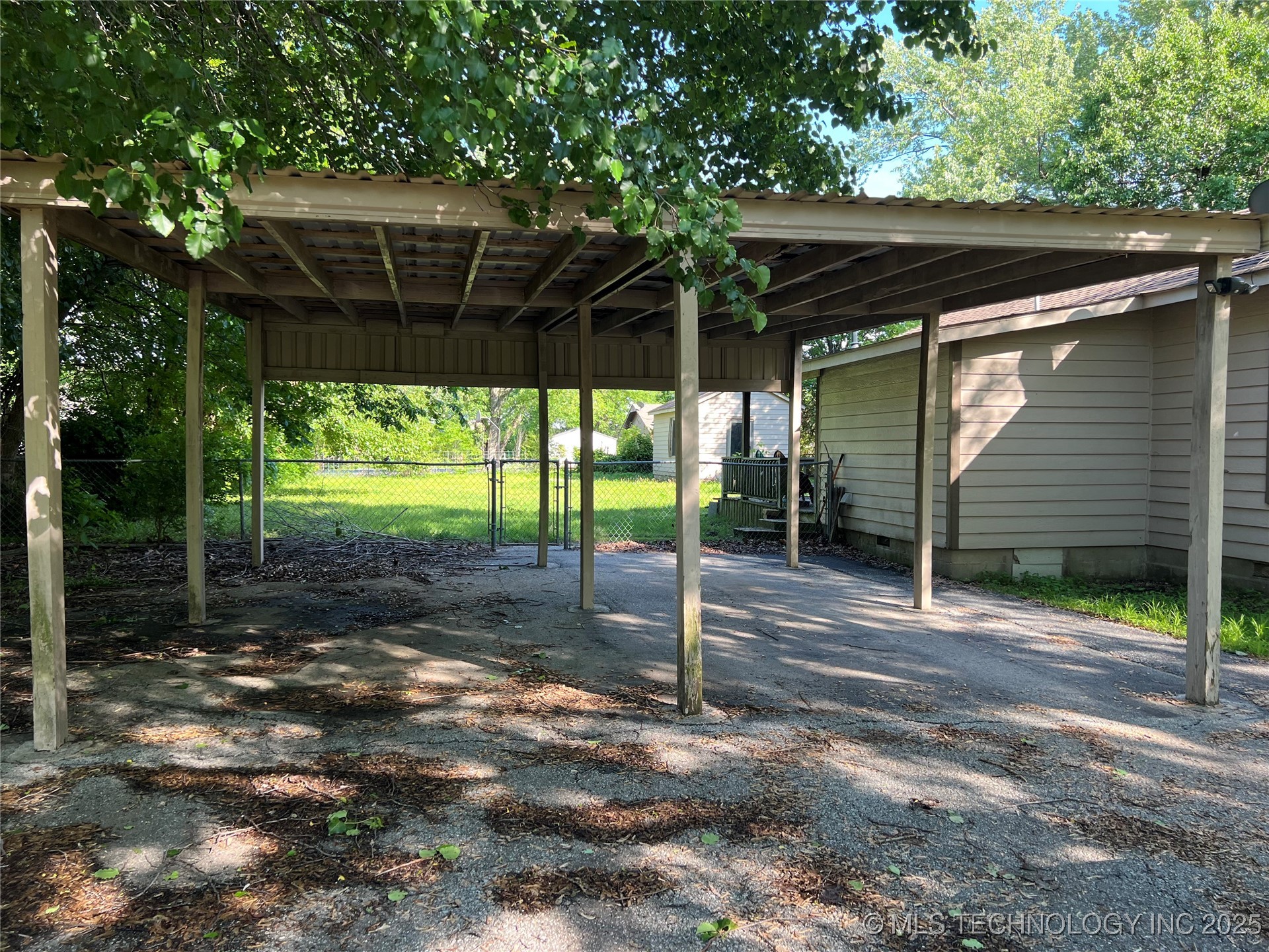 202 S Elm Street Property Photo 4