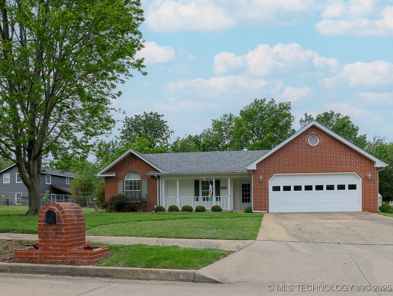 2403 S Maywood Drive Property Photo 1