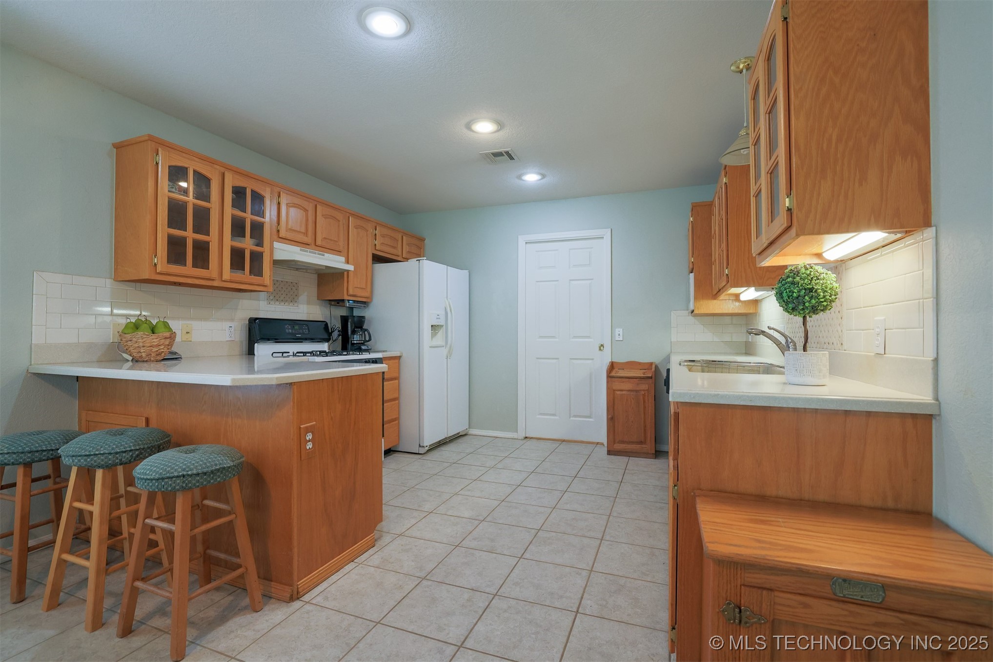 2403 S Maywood Drive Property Photo 5