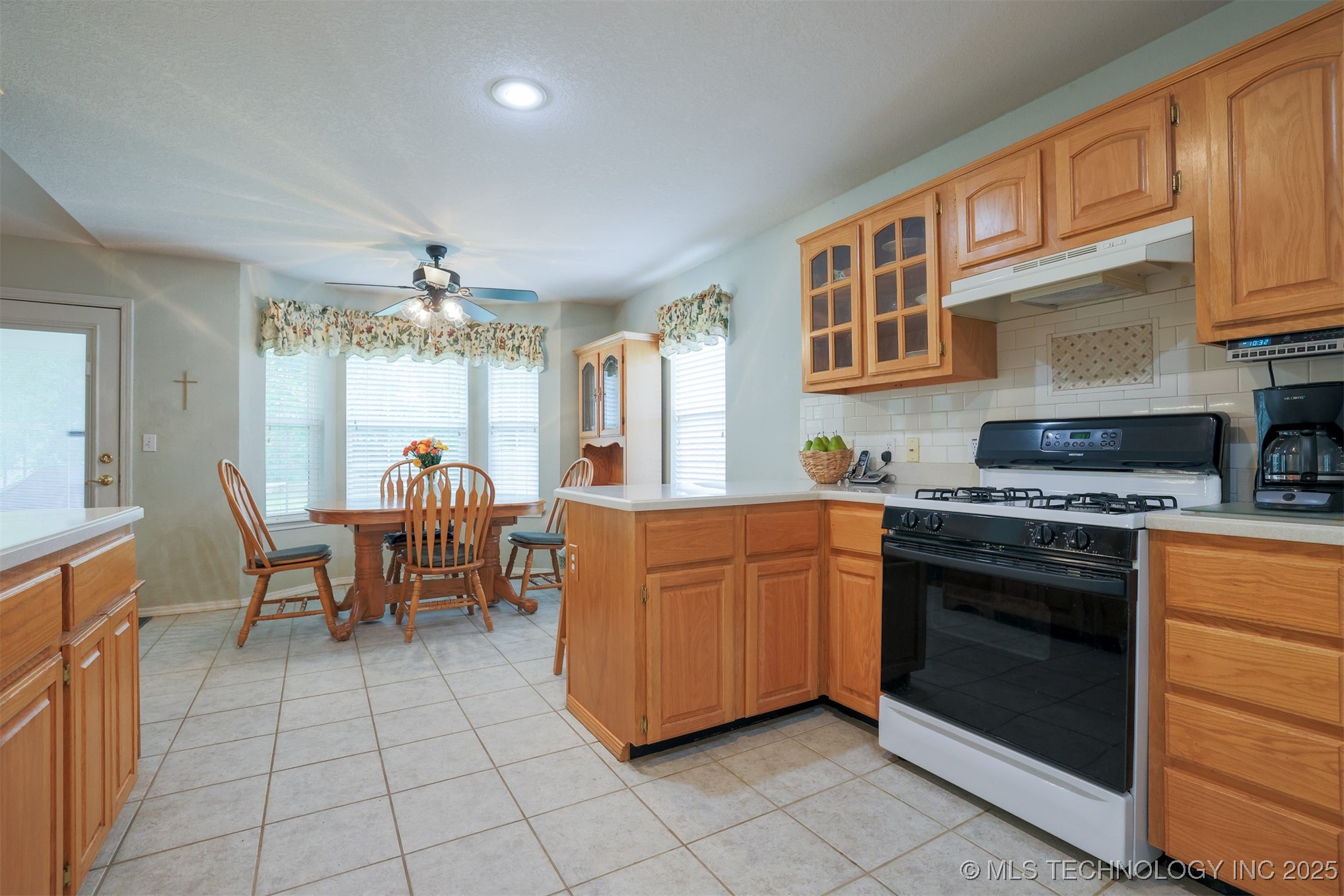 2403 S Maywood Drive Property Photo 6