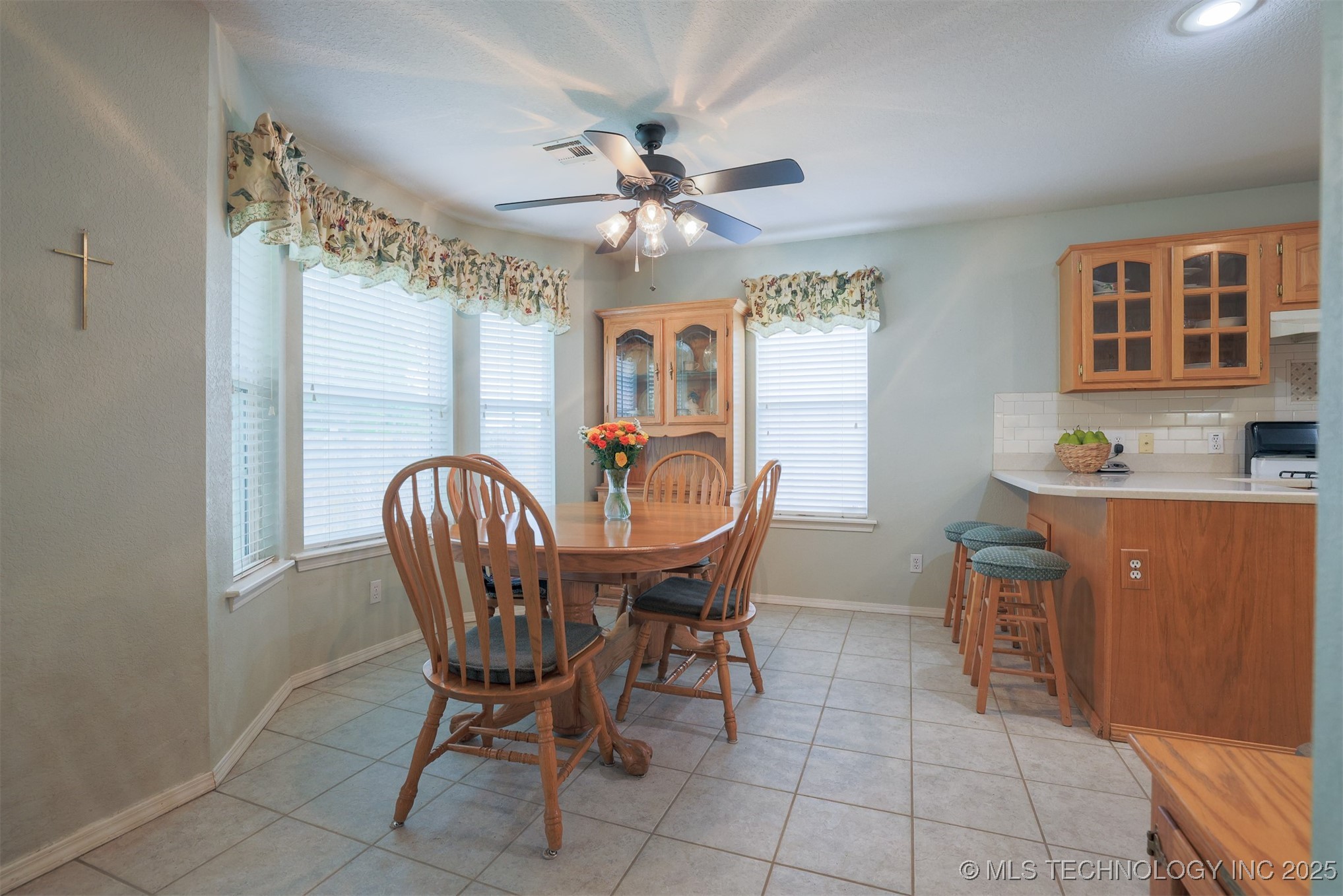 2403 S Maywood Drive Property Photo 7