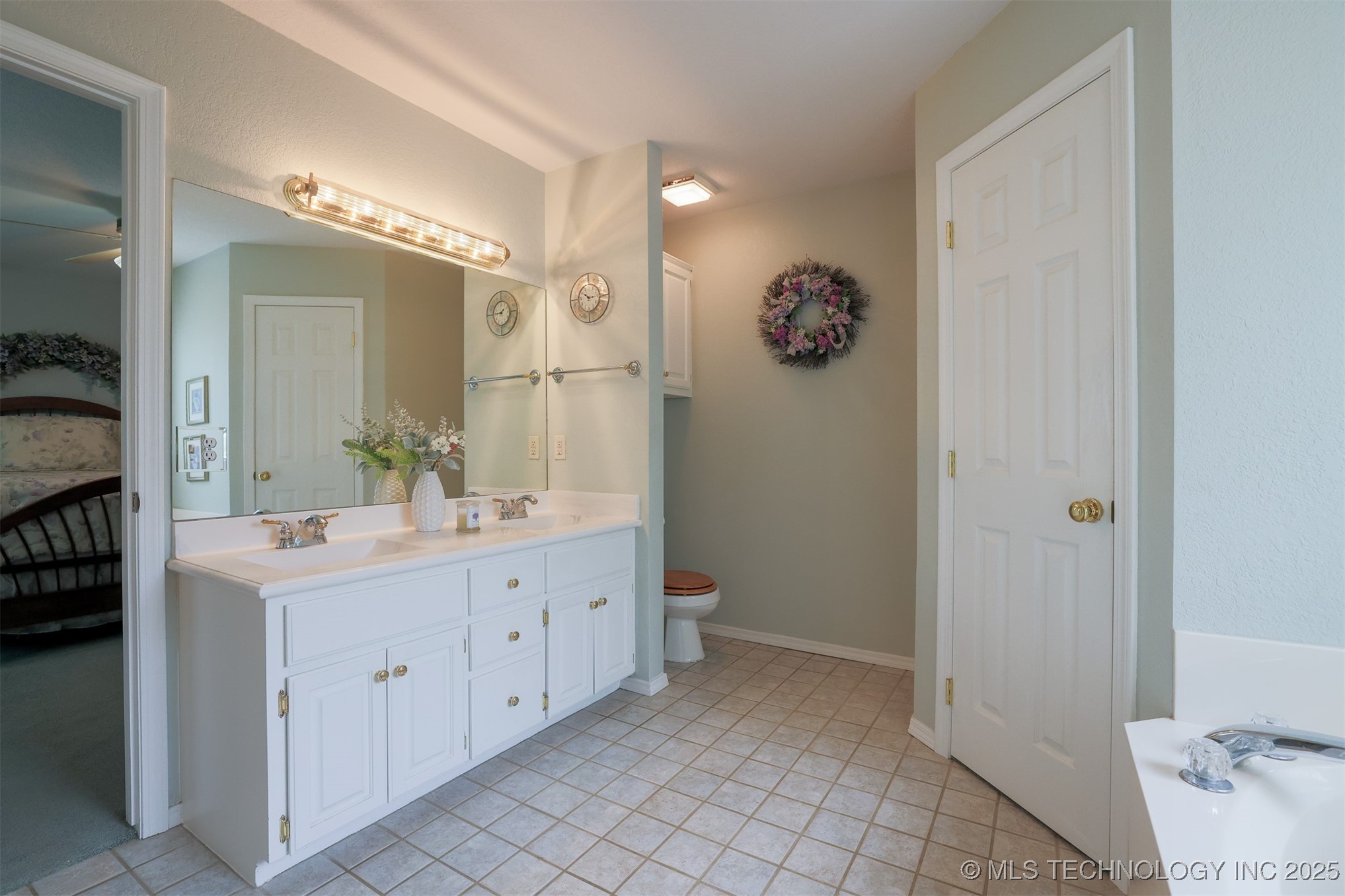 2403 S Maywood Drive Property Photo 11