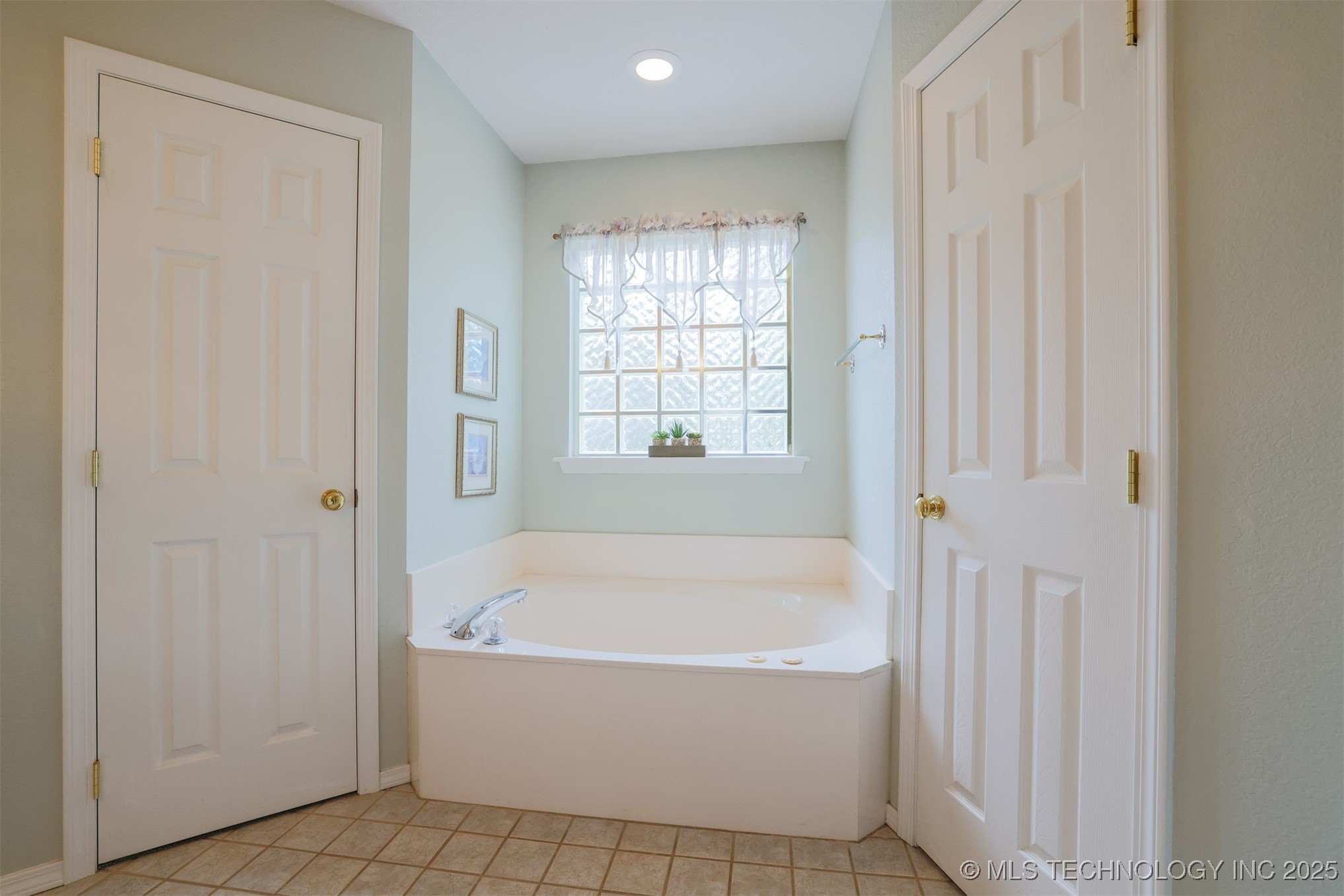 2403 S Maywood Drive Property Photo 12