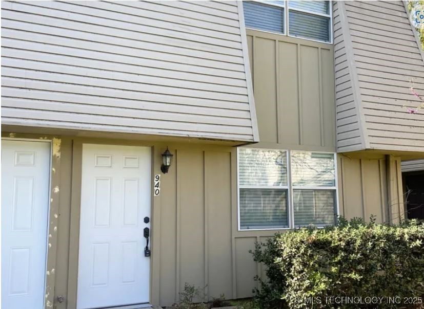 940 E College Street N 4 Property Photo 1