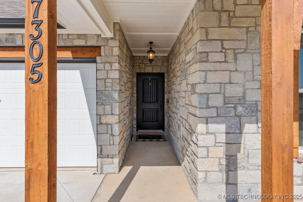 7305 S Walnut Avenue Property Photo 4
