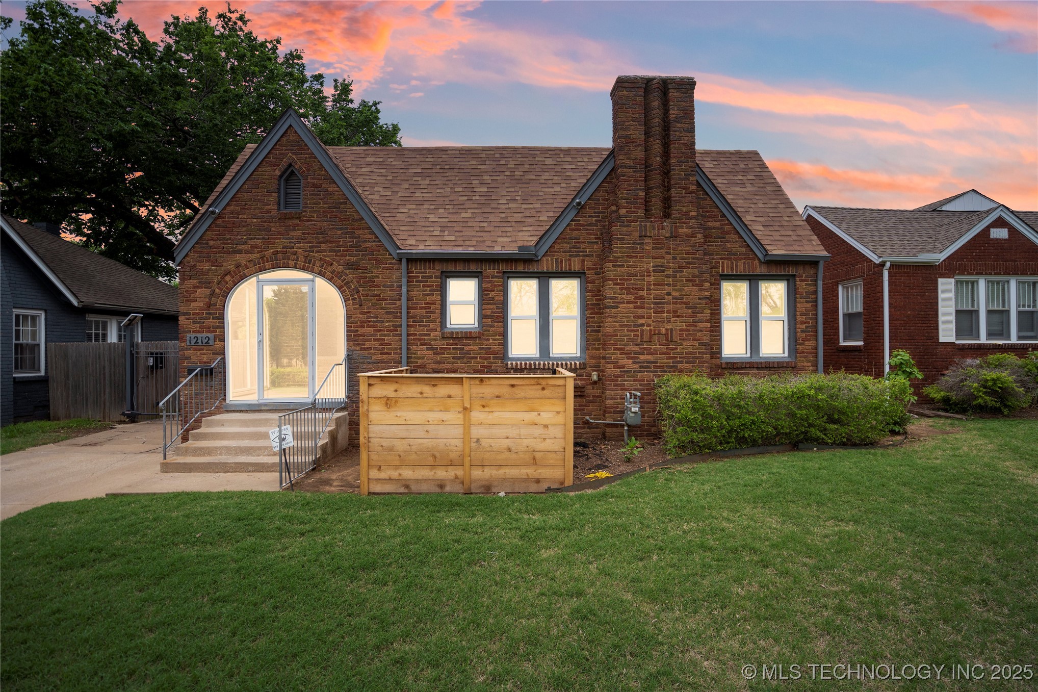 1212 S Knoxville Avenue Property Photo
