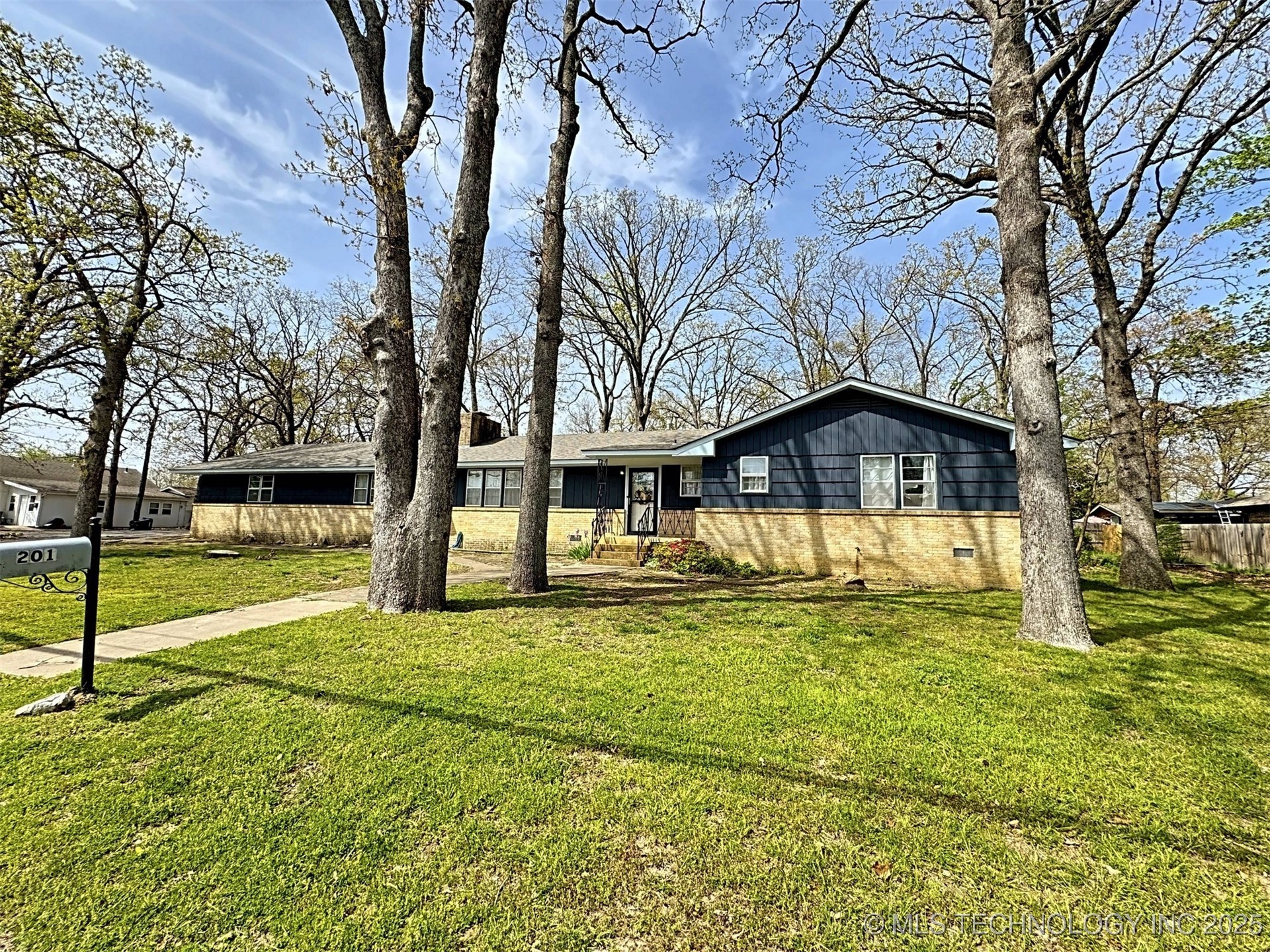 201 Leoser Street Property Photo 1