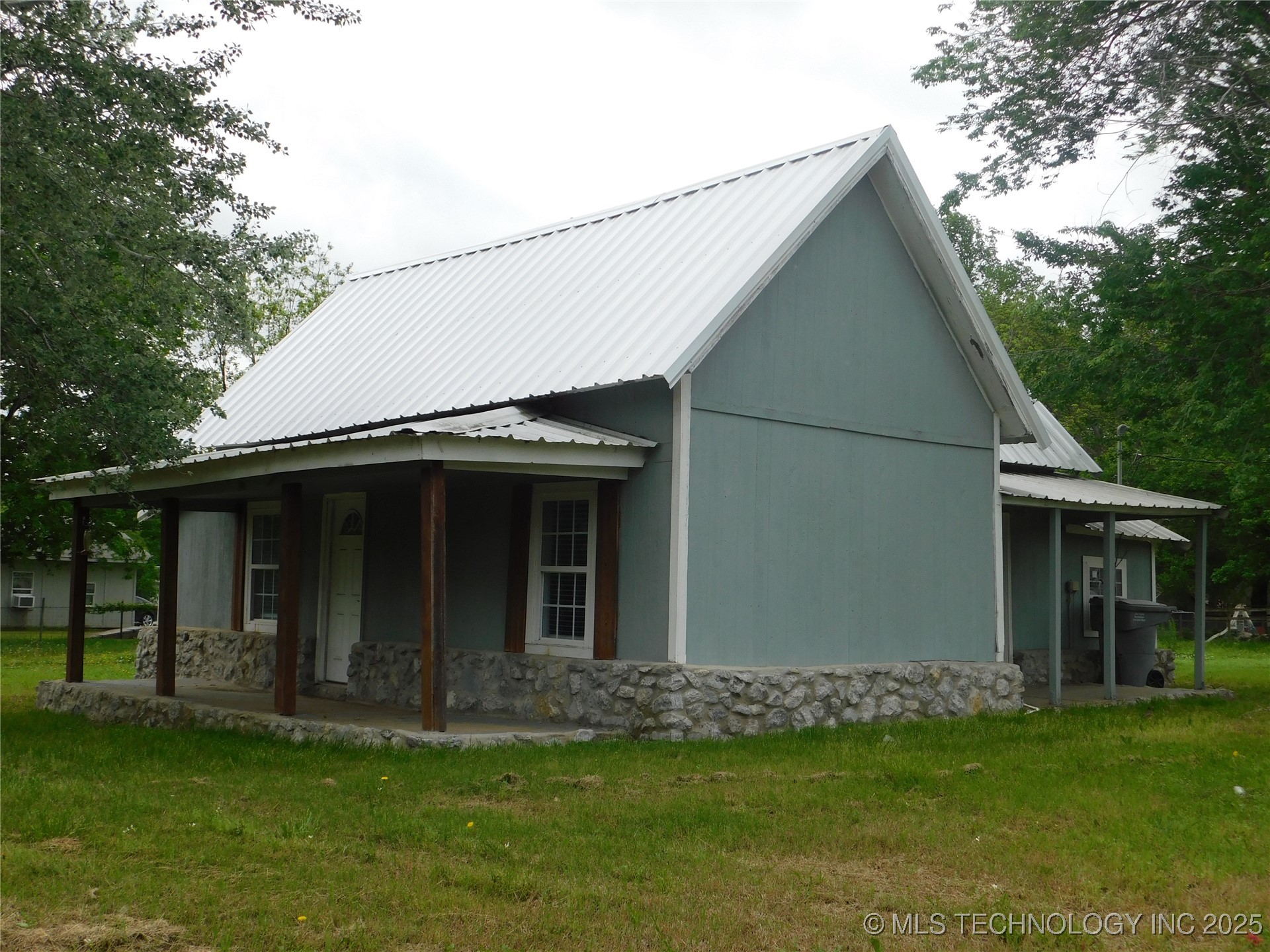 122 N Davis Avenue Property Photo 3