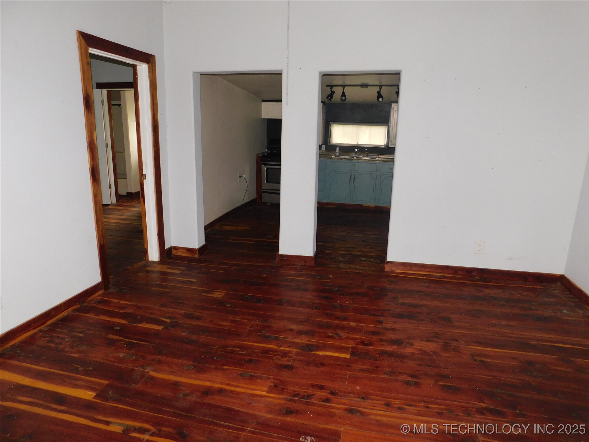 122 N Davis Avenue Property Photo 4