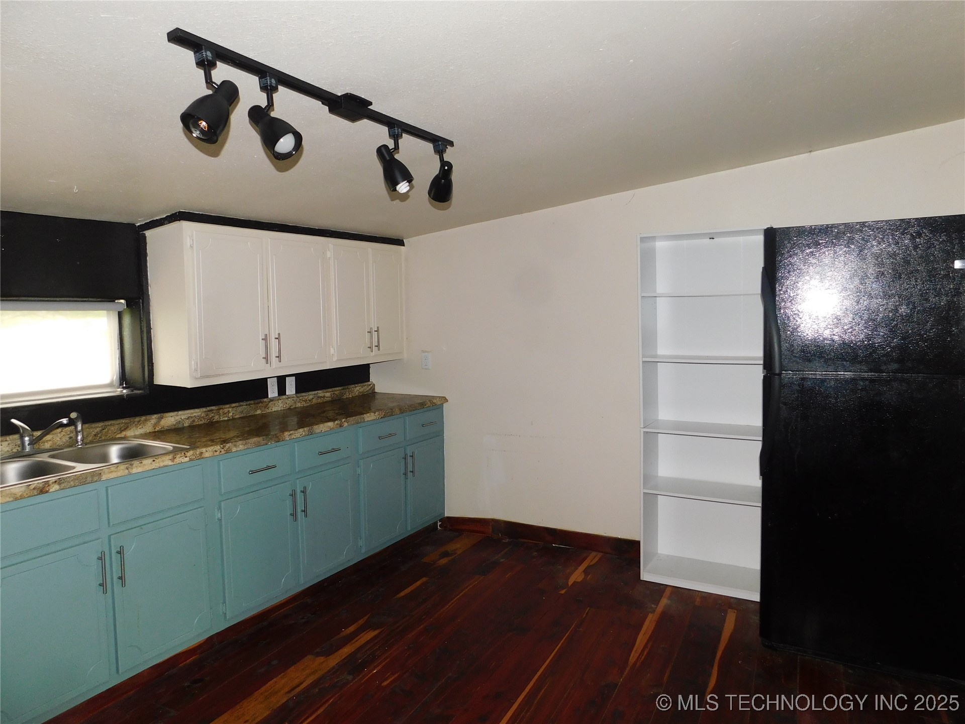 122 N Davis Avenue Property Photo 8