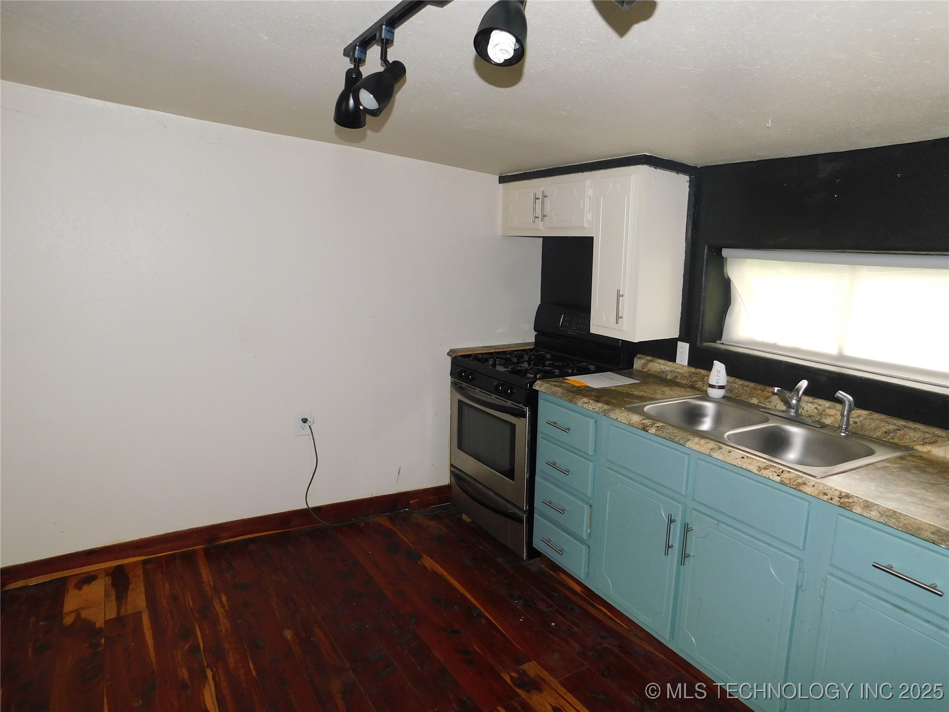 122 N Davis Avenue Property Photo 9